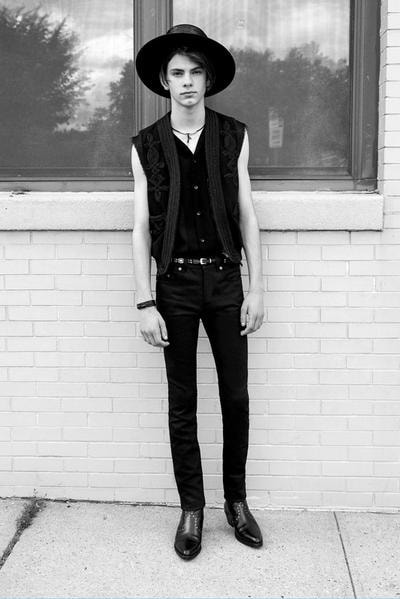 70年代のニューヨークを再現した Saint Laurent 2019年春夏コレクション フロントモデルにはリアム・ギャラガーの息子であるレノン・ギャラガーを起用 先月初めに行われた〈Saint Lauren（サンローラン）〉の2019年春夏コレクションは、通常パリで行われるショーとは違い、かすかに光るマンハッタンのスカイラインを背景にドラマティックな演出となったことで話題をさらった。暗いステージと光沢感ある大理石のランウェイにより創りだされた現代的な雰囲気の中、70’sからインスパイアされたかのようなコレクションがその空間とコントラストを生み出し、目の肥えた業界人たちを魅了した。クリエイティブディレクターであるAnthony Vaccarello（アンソニー・ヴァカレロ）は今回のインスピレーション源について「70年代のニューヨークのムードや、そこで活躍していたアイコンからアイディアをもらったんだ」と『Vogue』への取材で語っている。  Oasis（オアシス）のフロントマン Liam Gallagher（リアム・ギャラガー）の息子であるLennon Gallagher（レノン・ギャラガー）をメインモデルに起用した最新のルックブックには、ペイズリー柄のスカーフやゴールドスリムブレザー、ボートハット、ネックレスなど気になるアイテムが多数。ギャラリーで閲覧できる写真はもちろんのこと、下部にあるルックブックビデオも是非チェックしてみてほしい。  Travis Scott（トラヴィス・スコット）やKate Moss（ケイト・モス）ら豪華VIPゲストも参列したランウェイの様子は、こちらから。