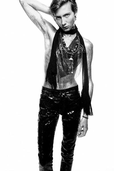 70年代のニューヨークを再現した Saint Laurent 2019年春夏コレクション フロントモデルにはリアム・ギャラガーの息子であるレノン・ギャラガーを起用 先月初めに行われた〈Saint Lauren（サンローラン）〉の2019年春夏コレクションは、通常パリで行われるショーとは違い、かすかに光るマンハッタンのスカイラインを背景にドラマティックな演出となったことで話題をさらった。暗いステージと光沢感ある大理石のランウェイにより創りだされた現代的な雰囲気の中、70’sからインスパイアされたかのようなコレクションがその空間とコントラストを生み出し、目の肥えた業界人たちを魅了した。クリエイティブディレクターであるAnthony Vaccarello（アンソニー・ヴァカレロ）は今回のインスピレーション源について「70年代のニューヨークのムードや、そこで活躍していたアイコンからアイディアをもらったんだ」と『Vogue』への取材で語っている。  Oasis（オアシス）のフロントマン Liam Gallagher（リアム・ギャラガー）の息子であるLennon Gallagher（レノン・ギャラガー）をメインモデルに起用した最新のルックブックには、ペイズリー柄のスカーフやゴールドスリムブレザー、ボートハット、ネックレスなど気になるアイテムが多数。ギャラリーで閲覧できる写真はもちろんのこと、下部にあるルックブックビデオも是非チェックしてみてほしい。  Travis Scott（トラヴィス・スコット）やKate Moss（ケイト・モス）ら豪華VIPゲストも参列したランウェイの様子は、こちらから。