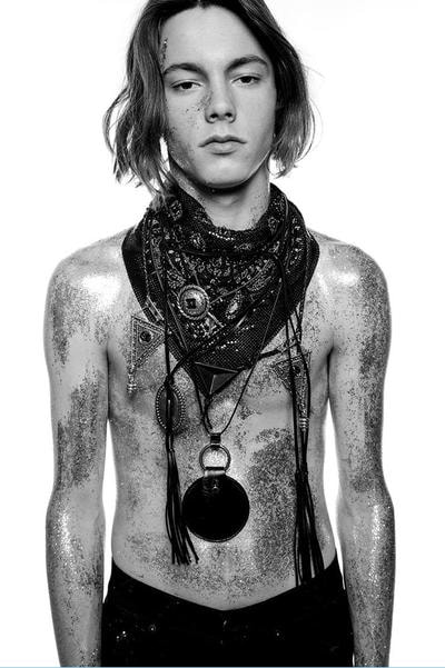 70年代のニューヨークを再現した Saint Laurent 2019年春夏コレクション フロントモデルにはリアム・ギャラガーの息子であるレノン・ギャラガーを起用 先月初めに行われた〈Saint Lauren（サンローラン）〉の2019年春夏コレクションは、通常パリで行われるショーとは違い、かすかに光るマンハッタンのスカイラインを背景にドラマティックな演出となったことで話題をさらった。暗いステージと光沢感ある大理石のランウェイにより創りだされた現代的な雰囲気の中、70’sからインスパイアされたかのようなコレクションがその空間とコントラストを生み出し、目の肥えた業界人たちを魅了した。クリエイティブディレクターであるAnthony Vaccarello（アンソニー・ヴァカレロ）は今回のインスピレーション源について「70年代のニューヨークのムードや、そこで活躍していたアイコンからアイディアをもらったんだ」と『Vogue』への取材で語っている。  Oasis（オアシス）のフロントマン Liam Gallagher（リアム・ギャラガー）の息子であるLennon Gallagher（レノン・ギャラガー）をメインモデルに起用した最新のルックブックには、ペイズリー柄のスカーフやゴールドスリムブレザー、ボートハット、ネックレスなど気になるアイテムが多数。ギャラリーで閲覧できる写真はもちろんのこと、下部にあるルックブックビデオも是非チェックしてみてほしい。  Travis Scott（トラヴィス・スコット）やKate Moss（ケイト・モス）ら豪華VIPゲストも参列したランウェイの様子は、こちらから。