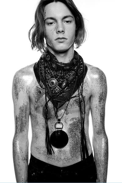 70年代のニューヨークを再現した Saint Laurent 2019年春夏コレクション フロントモデルにはリアム・ギャラガーの息子であるレノン・ギャラガーを起用 先月初めに行われた〈Saint Lauren(サンローラン)〉の2019年春夏コレクションは、通常パリで行われるショーとは違い、かすかに光るマンハッタンのスカイラインを背景にドラマティックな演出となったことで話題をさらった。暗いステージと光沢感ある大理石のランウェイにより創りだされた現代的な雰囲気の中、70’sからインスパイアされたかのようなコレクションがその空間とコントラストを生み出し、目の肥えた業界人たちを魅了した。クリエイティブディレクターであるAnthony Vaccarello(アンソニー・ヴァカレロ)は今回のインスピレーション源について「70年代のニューヨークのムードや、そこで活躍していたアイコンからアイディアをもらったんだ」と『Vogue』への取材で語っている。 Oasis(オアシス)のフロントマン Liam Gallagher(リアム・ギャラガー)の息子であるLennon Gallagher(レノン・ギャラガー)をメインモデルに起用した最新のルックブックには、ペイズリー柄のスカーフやゴールドスリムブレザー、ボートハット、ネックレスなど気になるアイテムが多数。ギャラリーで閲覧できる写真はもちろんのこと、下部にあるルックブックビデオも是非チェックしてみてほしい。 Travis Scott(トラヴィス・スコット)やKate Moss(ケイト・モス)ら豪華VIPゲストも参列したランウェイの様子は、こちらから。