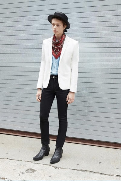70年代のニューヨークを再現した Saint Laurent 2019年春夏コレクション フロントモデルにはリアム・ギャラガーの息子であるレノン・ギャラガーを起用 先月初めに行われた〈Saint Lauren（サンローラン）〉の2019年春夏コレクションは、通常パリで行われるショーとは違い、かすかに光るマンハッタンのスカイラインを背景にドラマティックな演出となったことで話題をさらった。暗いステージと光沢感ある大理石のランウェイにより創りだされた現代的な雰囲気の中、70’sからインスパイアされたかのようなコレクションがその空間とコントラストを生み出し、目の肥えた業界人たちを魅了した。クリエイティブディレクターであるAnthony Vaccarello（アンソニー・ヴァカレロ）は今回のインスピレーション源について「70年代のニューヨークのムードや、そこで活躍していたアイコンからアイディアをもらったんだ」と『Vogue』への取材で語っている。  Oasis（オアシス）のフロントマン Liam Gallagher（リアム・ギャラガー）の息子であるLennon Gallagher（レノン・ギャラガー）をメインモデルに起用した最新のルックブックには、ペイズリー柄のスカーフやゴールドスリムブレザー、ボートハット、ネックレスなど気になるアイテムが多数。ギャラリーで閲覧できる写真はもちろんのこと、下部にあるルックブックビデオも是非チェックしてみてほしい。  Travis Scott（トラヴィス・スコット）やKate Moss（ケイト・モス）ら豪華VIPゲストも参列したランウェイの様子は、こちらから。