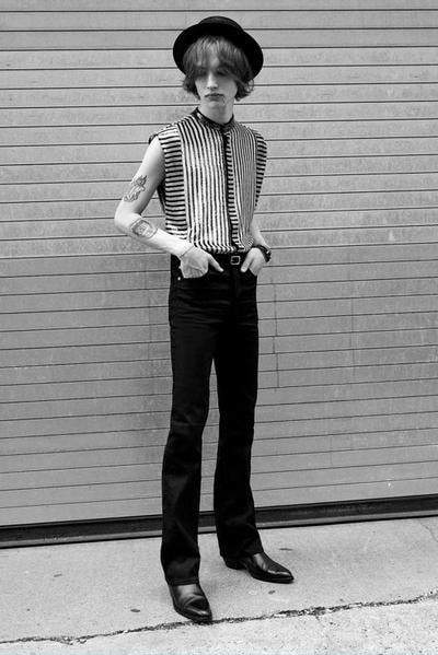 70年代のニューヨークを再現した Saint Laurent 2019年春夏コレクション フロントモデルにはリアム・ギャラガーの息子であるレノン・ギャラガーを起用 先月初めに行われた〈Saint Lauren（サンローラン）〉の2019年春夏コレクションは、通常パリで行われるショーとは違い、かすかに光るマンハッタンのスカイラインを背景にドラマティックな演出となったことで話題をさらった。暗いステージと光沢感ある大理石のランウェイにより創りだされた現代的な雰囲気の中、70’sからインスパイアされたかのようなコレクションがその空間とコントラストを生み出し、目の肥えた業界人たちを魅了した。クリエイティブディレクターであるAnthony Vaccarello（アンソニー・ヴァカレロ）は今回のインスピレーション源について「70年代のニューヨークのムードや、そこで活躍していたアイコンからアイディアをもらったんだ」と『Vogue』への取材で語っている。  Oasis（オアシス）のフロントマン Liam Gallagher（リアム・ギャラガー）の息子であるLennon Gallagher（レノン・ギャラガー）をメインモデルに起用した最新のルックブックには、ペイズリー柄のスカーフやゴールドスリムブレザー、ボートハット、ネックレスなど気になるアイテムが多数。ギャラリーで閲覧できる写真はもちろんのこと、下部にあるルックブックビデオも是非チェックしてみてほしい。  Travis Scott（トラヴィス・スコット）やKate Moss（ケイト・モス）ら豪華VIPゲストも参列したランウェイの様子は、こちらから。