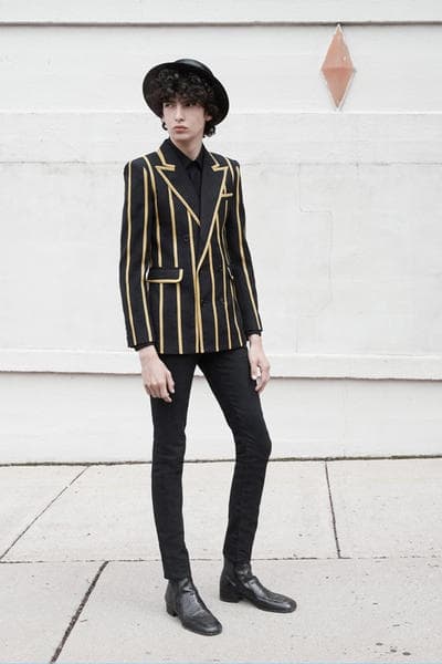 70年代のニューヨークを再現した Saint Laurent 2019年春夏コレクション フロントモデルにはリアム・ギャラガーの息子であるレノン・ギャラガーを起用 先月初めに行われた〈Saint Lauren(サンローラン)〉の2019年春夏コレクションは、通常パリで行われるショーとは違い、かすかに光るマンハッタンのスカイラインを背景にドラマティックな演出となったことで話題をさらった。暗いステージと光沢感ある大理石のランウェイにより創りだされた現代的な雰囲気の中、70’sからインスパイアされたかのようなコレクションがその空間とコントラストを生み出し、目の肥えた業界人たちを魅了した。クリエイティブディレクターであるAnthony Vaccarello(アンソニー・ヴァカレロ)は今回のインスピレーション源について「70年代のニューヨークのムードや、そこで活躍していたアイコンからアイディアをもらったんだ」と『Vogue』への取材で語っている。 Oasis(オアシス)のフロントマン Liam Gallagher(リアム・ギャラガー)の息子であるLennon Gallagher(レノン・ギャラガー)をメインモデルに起用した最新のルックブックには、ペイズリー柄のスカーフやゴールドスリムブレザー、ボートハット、ネックレスなど気になるアイテムが多数。ギャラリーで閲覧できる写真はもちろんのこと、下部にあるルックブックビデオも是非チェックしてみてほしい。 Travis Scott(トラヴィス・スコット)やKate Moss(ケイト・モス)ら豪華VIPゲストも参列したランウェイの様子は、こちらから。