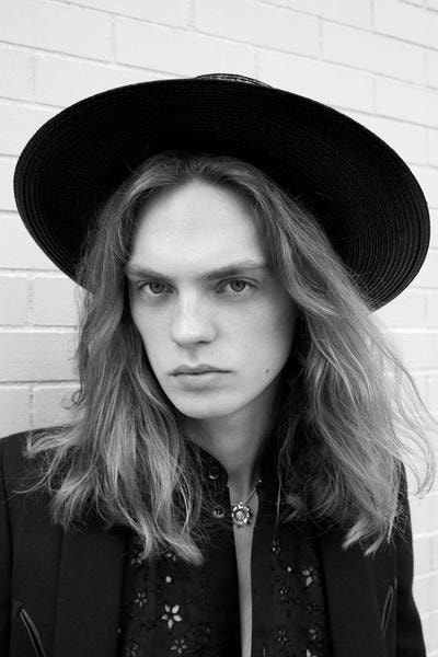 70年代のニューヨークを再現した Saint Laurent 2019年春夏コレクション フロントモデルにはリアム・ギャラガーの息子であるレノン・ギャラガーを起用 先月初めに行われた〈Saint Lauren（サンローラン）〉の2019年春夏コレクションは、通常パリで行われるショーとは違い、かすかに光るマンハッタンのスカイラインを背景にドラマティックな演出となったことで話題をさらった。暗いステージと光沢感ある大理石のランウェイにより創りだされた現代的な雰囲気の中、70’sからインスパイアされたかのようなコレクションがその空間とコントラストを生み出し、目の肥えた業界人たちを魅了した。クリエイティブディレクターであるAnthony Vaccarello（アンソニー・ヴァカレロ）は今回のインスピレーション源について「70年代のニューヨークのムードや、そこで活躍していたアイコンからアイディアをもらったんだ」と『Vogue』への取材で語っている。  Oasis（オアシス）のフロントマン Liam Gallagher（リアム・ギャラガー）の息子であるLennon Gallagher（レノン・ギャラガー）をメインモデルに起用した最新のルックブックには、ペイズリー柄のスカーフやゴールドスリムブレザー、ボートハット、ネックレスなど気になるアイテムが多数。ギャラリーで閲覧できる写真はもちろんのこと、下部にあるルックブックビデオも是非チェックしてみてほしい。  Travis Scott（トラヴィス・スコット）やKate Moss（ケイト・モス）ら豪華VIPゲストも参列したランウェイの様子は、こちらから。