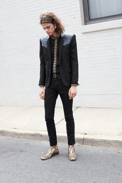 70年代のニューヨークを再現した Saint Laurent 2019年春夏コレクション フロントモデルにはリアム・ギャラガーの息子であるレノン・ギャラガーを起用 先月初めに行われた〈Saint Lauren（サンローラン）〉の2019年春夏コレクションは、通常パリで行われるショーとは違い、かすかに光るマンハッタンのスカイラインを背景にドラマティックな演出となったことで話題をさらった。暗いステージと光沢感ある大理石のランウェイにより創りだされた現代的な雰囲気の中、70’sからインスパイアされたかのようなコレクションがその空間とコントラストを生み出し、目の肥えた業界人たちを魅了した。クリエイティブディレクターであるAnthony Vaccarello（アンソニー・ヴァカレロ）は今回のインスピレーション源について「70年代のニューヨークのムードや、そこで活躍していたアイコンからアイディアをもらったんだ」と『Vogue』への取材で語っている。  Oasis（オアシス）のフロントマン Liam Gallagher（リアム・ギャラガー）の息子であるLennon Gallagher（レノン・ギャラガー）をメインモデルに起用した最新のルックブックには、ペイズリー柄のスカーフやゴールドスリムブレザー、ボートハット、ネックレスなど気になるアイテムが多数。ギャラリーで閲覧できる写真はもちろんのこと、下部にあるルックブックビデオも是非チェックしてみてほしい。  Travis Scott（トラヴィス・スコット）やKate Moss（ケイト・モス）ら豪華VIPゲストも参列したランウェイの様子は、こちらから。
