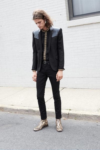 70年代のニューヨークを再現した Saint Laurent 2019年春夏コレクション フロントモデルにはリアム・ギャラガーの息子であるレノン・ギャラガーを起用 先月初めに行われた〈Saint Lauren(サンローラン)〉の2019年春夏コレクションは、通常パリで行われるショーとは違い、かすかに光るマンハッタンのスカイラインを背景にドラマティックな演出となったことで話題をさらった。暗いステージと光沢感ある大理石のランウェイにより創りだされた現代的な雰囲気の中、70’sからインスパイアされたかのようなコレクションがその空間とコントラストを生み出し、目の肥えた業界人たちを魅了した。クリエイティブディレクターであるAnthony Vaccarello(アンソニー・ヴァカレロ)は今回のインスピレーション源について「70年代のニューヨークのムードや、そこで活躍していたアイコンからアイディアをもらったんだ」と『Vogue』への取材で語っている。 Oasis(オアシス)のフロントマン Liam Gallagher(リアム・ギャラガー)の息子であるLennon Gallagher(レノン・ギャラガー)をメインモデルに起用した最新のルックブックには、ペイズリー柄のスカーフやゴールドスリムブレザー、ボートハット、ネックレスなど気になるアイテムが多数。ギャラリーで閲覧できる写真はもちろんのこと、下部にあるルックブックビデオも是非チェックしてみてほしい。 Travis Scott(トラヴィス・スコット)やKate Moss(ケイト・モス)ら豪華VIPゲストも参列したランウェイの様子は、こちらから。
