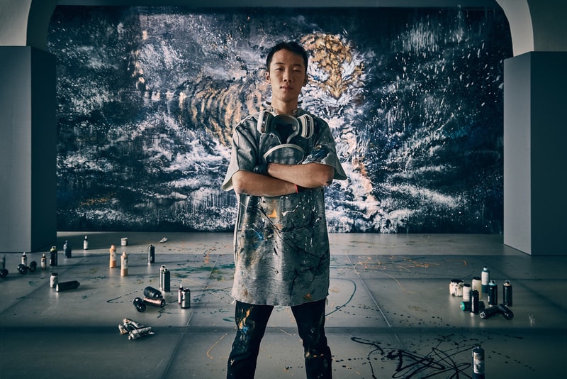 Uncaged Hero Spotlight：ペインティングを通して東洋と西洋の文化の繋ぐフア・ツナン 水墨画とストリートアートを融合させ、生命のエネルギーを表現し続ける現代アーティストの創作哲学に迫る 「Tiger Beer（タイガービール）」のグローバルキャンペーン“Uncaged Hero（解き放たれたヒーローたち）”では、創作意欲に満ち溢れた新進気鋭のクリエイター/アーティスト7組にスポットライトを当てている。中国生まれのストリートアーティスト、Hua Tunan（フア・ツナン）は混沌と美を武器に、彼の情熱を具現化するのみならず、見る者の内に秘めた力強い感情を引き起こすような作品制作で東西の文化を融合してきた。彼は束の間の会話の中で、その哲学的なアプローチや制作を発展させる術、そして「Tiger Beer」とのアートプロジェクトについて等身大のまま赤裸々に語ってくれた。  ー どのようにクリエイティブの世界に足を踏み入れたのですか？  ペインティングを始めたのは、私が6歳の頃でしたね。父が伝統的な中国絵画を私に教えてくれて、初めは水彩画からスタートしたのですが、それが私のアートへ対する強い情熱を駆り立てました。私は2011年のシンガポールに始まり、その後ヨーロッパ、アメリカでアートを学ぶ中で、ストリートアートへの関心が深まっていることに気付き、そこからどうすれば東洋の水彩画と西洋のストリートアートを融合できるかを追求し始めました。これらの全く異なる2つの文化に目を向けると、我々はグラフィティにカオス特有の魅力を感じることができるはずです。  ー なぜ自らを“ペインティング・マン”と名乗っていたのですか？  過去のことですが、あれはとてもシンプルだし、純粋で、アートを制作することそのものを意味する名前でした。でも、本名の方が作品をより良く伝えることができると思い、今はChen Yingjie（チェン・エイケツ）を使っています。  ー 巨大なアートピースを制作する上で、生命の力強さを表現するためにインクを飛び散らせる技法を使いますよね。あのスタイルはどのように確立したのですか？  水墨画へ理解を深めたことをきっかけに、私は感情と内なる自分を直接的に表現するべく、2011年からその技法と巨大なストリートアートの制作方法を融合するようになりました。ペンを手にすると、力加減、角度、距離感など、各ポイントごとでの全ての変化に注意を払いながらキャンバスへと落とし込む必要があります。ですが、この手法は私自身や私の意識、生命へのリスペクトを表現する上でもっとも最適なものなのです。  このスタイルの構想は、ただ技術を応用したものではなく、李小龍（ブルース・リー）氏からも影響を受けています。彼は水が師であると語っていますが、水は最も柔らかい物質でありながら、圧力を高めると石や金属でさえ破壊することができます。そして、水は手に持つことも、それ自体を自在に操ることもできず、叩いたり、傷をつけたりすることさえもできません。私はペインティングにこのようなコンセプトを反映させたいと考えました。  ー あなたは壁や家、さらには車にまでペイントをしますが、このうちのどれが最も難しいチャレンジでしたか？  イレギュラーな形状やサイズの場合、制作過程の中間に進むにつれて、時間を要するのは間違いありませんが、それがクリエイションを妨げることもありません。  私の作品は水の流れのようなものなので、様々な環境や形状に適応することができます。つまり、私は一貫性を保ちながら、予期せぬものにも抗うことができるのです。  ー あなたの作品からはエネルギーと自由な感性が滲み出ていますが、何に刺激を受けているのでしょうか？  私はここ数年で様々な国を旅行してきたのですが、そこで感じた情熱や困難を作品に落とし込むことを意識しています。  ー　中国の歴史や文化が作品にどのような影響を与えているのでしょうか？  私にとっては“太極拳”が最も大きなヒントとなり、本当にたくさんのインスピレーションを与えてくれます。陰と陽の融合、黒と白と言えば分かりやすいでしょうか。陰と陽の混沌とした不安定さは遷移状態のようなもので、それは私が東洋と西洋の文化を融合させる際に考える過程に似ています。私は水墨画と西洋のストリートグラフィティの個人的見解を通し、答えを探し求めるのですが、この過程において、私は自分自身を水や液状のもの、または気体へとへ変換させることで、すべての詳細を捉えることができるようになります。この状態がまさに“太極拳”のバランスのようなものなのです。  伝統的な水墨画は、“気功”を意味します。しかし、私の作品は目には見えない“気功”で構成されており、人々はそれを見ることでそれの息吹や自然のエネルギー、2つの間に存在する対局の力、さらには現代における人類と自然の不安定な状況を感じることができるのです。  ー なぜ動物の絵画にこだわるのですか？  私はその時々で異なる目的に焦点を当てて、内なる自分を表現します。動物、特に捕食動物の絵画は、生命の爆発的な力を感じさせてくれますよね。最近、私は上海で自然の景色と自己形成を概念化するための表情豊かな動物の作品群に限った個展を開催たしんですよ。  ー トラはあなたにとって特別な何かを意味するものなのでしょうか？  トラは神秘的ですが、優雅で自然の力を保有しています。 虎縞を描くたびに、私はそこに宿る無限のエネルギーを感じるのです。なので、トラは内なる自分を表現する上で最も適した動物と言っても過言ではないですね。  ー 最も印象に残るライブパフォーマンスを教えてください。  2012年にチューリッヒで7時間にもおよぶ自身初のライブパフォーマンスを行い、5m x 7mのミューラルを作りました。あれは水墨画の技術を応用した私のグラフィティスキルを海外の人に披露する初めての機会だったのです。  ー 「Tiger Beer」とWWF（世界自然保護基金）のコラボレーションで最も忘れられない経験は何でしたか？  私たちは本当にカンボジアの自然保護区の奥へと入り込み、ワイルドライフレンジャーの仕事を学び、違法に設置された狩猟用の罠を破壊しながら、トラを探しました。あの経験はトラを描きたいという私の創作意欲を一層駆り立てましたね。  ー あなたにとって「Tiger Beer」のプラットフォームがどのような役割を果たしましたか？  2015年のタイでのコラボレーションに始まって、2017年のチェコに至るまで、「Tiger Beer」は私の制作に対する考えを尊重してくれました。この信用があったからこそ、私はキャンバスの上で全ての感情を自由に解き放つことができたのです。互いのリスペクトがあるコラボレーションは、本当に楽しい経験でした。  ー 最後に、“Uncaged Hero”から学んだことを教えてください。  勇敢さ、知恵、そして生きるための不屈の精神ですね。  いかがだっただろうか。Huaの詳細は、彼の公式ページから。また、アジアのビールを代表するブランドとしてクリエイティブなカルチャーをサポートする「Tiger Beer」の詳細は、こちらからご確認を。