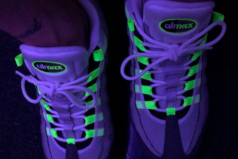 Nike Air VaporMax 95 “Neon” の発売準備が水面下で進行中？ VaporMaxソールを搭載した新たなハイブリッドモデルが登場の予感…… VaporMaxソールの登場は、スニーカーシーンに大きな衝撃をもたらした。〈Nike（ナイキ）〉は昨年のAir Max Dayに同年のフラッグシップモデルとしてAir VaporMaxを発表。その後、フルレングスのAirソールは見事に独り立ちを果たし、Air Max PlusやAir Max 97のアウトソールへと搭載され、OGモデルに新たな価値観を付与し続けている。  だが、〈Nike〉の内側では、すでに次なるハイブリッドモデルのリリース準備が完了しているかもしれない。VaporMaxソールが誕生した年の“VOTE FORWARD”を制し、一躍ストリートの時の人となったSean Wotherspoon（ショーン・ワザーズプーン）は、自身のInstagramにVaporMaxソールを搭載したAir Max 95 “Neon”の画像を投稿。これまでの感じから行くと、名称はAir VaporMax 95になると推測されるが、ポートランドにある〈Nike〉本社に実物が存在するのは間違いない。  ネット上では今秋の発売が有力視されているので、日本のスニーカーヘッズ諸君はこのことを頭の片隅に置き、『SNKRS』でのアナウンスを待とう。  この機会に、〈Nike〉が自社従業員の大幅な給与引き上げを決定したというニュースにも目を通してみてはいかがだろうか。