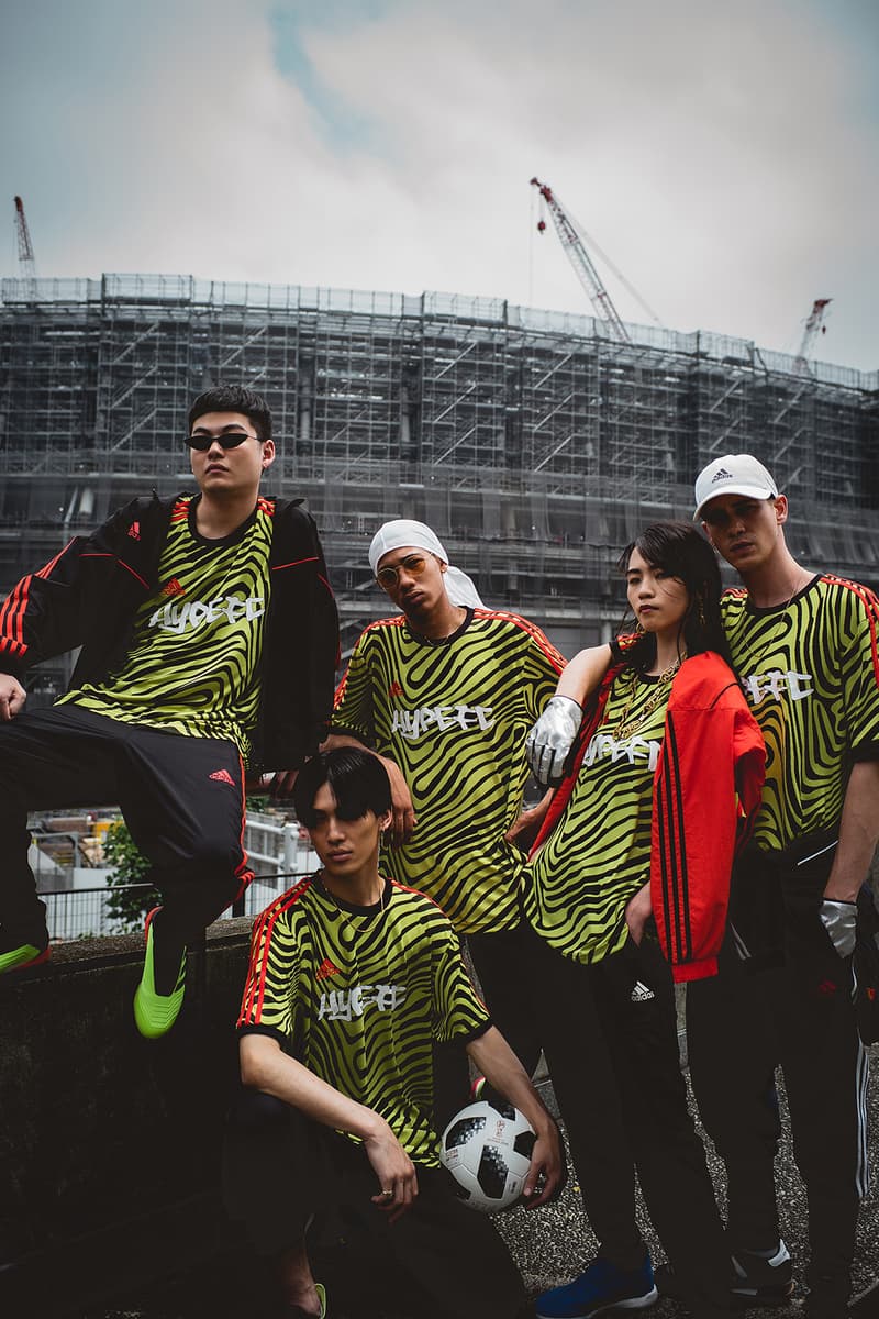HYPEBEAST の仮想フットボールチーム HYPEFC が履きこなす adidas “Energy Mode” パック 「2018 FIFA ワールドカップ」モデルのシューズパッケージと共に、リアルと理想を紐づけたストリート志向のフットボールスタイルを体現 「2018 FIFA ワールドカップ」では数々のドラマが生まれ、そのプレーひとつひとつに世界が感動した“W杯らしいW杯”であったように思える。中でも、日本代表はもちろんのこと、幾度となくネットを揺らした公式球Telstar 18の提供など、オフィシャルスポンサーとして大会を全面的にサポートした〈adidas(アディダス)〉の貢献度は、言葉では説明できないほどのものである。 無論、優勝国フランスの心臓としてピッチを躍動したPaul Pogba(ポール・ポグバ)がピッチで着用したPREDATOR 18や、エジプトで孤軍奮闘したMohamed Salah(モハメド・サラー)のX18など、〈adidas〉がW杯モデルとして展開した“Energy Mode”パックにも言及せずにはいられない。 そこで『HYPEBEAST』と〈adidas〉は、素晴らしい大会となった「FIFAワールドカップ2018」のクローズドプロジェクトとして、“もしもHYPEBEASTがサッカーチームを所有していたら”というコンセプトの下、スペシャルエディトリアルを制作。本企画のメインテーマである「HYPEFC」は、〈adidas Football〉の全面的なバックアップを受け、プレーヤーのみならず、デザイナー、トラックメーカー、スタイリスト/コーディネーター、フォトグラファー/ビデオグラファーなど、「Here to Creat」を体現する“スタイルのある”クリエイターを擁したストリート志向の仮想フットボールクラブである。 Pogbaのみならず、宇佐美貴史らも着用したソーラーイエロー/コアブラック/ソーラーレッドのPREDATOR 18は、シューレース&シュータンのない甲周り完全一体型で、瞬時のボールコントロールでピッチを支配するプレーヤーのために開発されたコントロールスキンアッパーを特徴とし、ストリートモデルのPREDATOR TANGO 18.1 TRにはクッション性と反発性に優れるBOOST™️フォームを搭載。また、フットボールブルーのアッパーのアウトサイド上にソーラーイエローのスリーストライプスを配置したX TANGO 18+ TFは、高速スプリントに貢献する軽量性と薄さを追求したスピードメッシュアッパーの機能性を、優れた軽量性とホールド性を提供する鷹の爪を模ったクローカラーと3D形状のヒールクッションがサポートしてくれる。同じく、Xの系譜を引くX 18.1 TRは、Xにインスパイアされたストリート向けのシューズ。本作はオールブルーの爽やかな仕上がりにより、オフコートでも確かな存在感を放ってくれるはずだ。 そして、今回は「2018 FIFA ワールドカップ」の記念フィルム“CREATIVITY IS THE ANSWER”でPogbaが着用していたTANGO ANT ジャージーをカスタムした「HYPEFC」のオリジナルチームジャージも製作。一種のフットボールハブ/プラットフォームである「HYPEFC」というフィルターを通して、リアルと理想を紐づけたフットボールスタイルを体現したフォトセットを是非、上のフォトギャラリーから堪能していただきたい。“Energy Mode”パックで展開される各モデルの購入は、『アディダス オンラインショップ』からどうぞ。