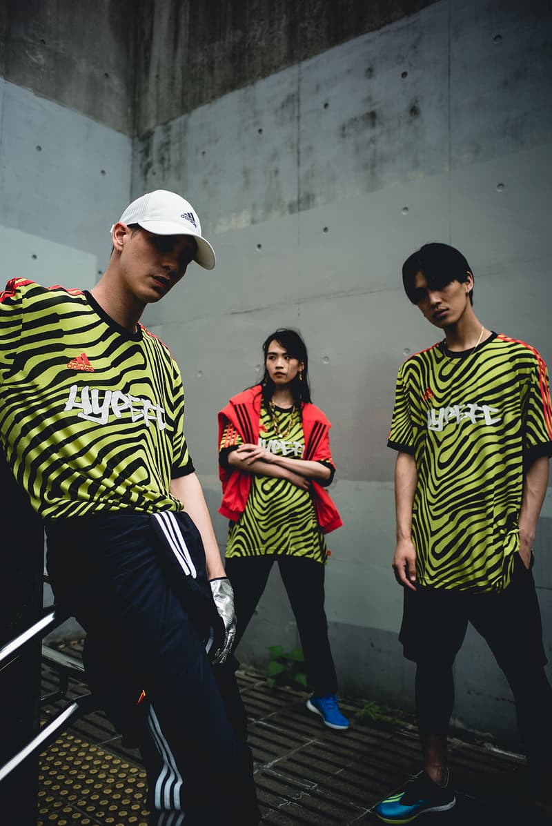 HYPEBEAST の仮想フットボールチーム HYPEFC が履きこなす adidas “Energy Mode” パック 「2018 FIFA ワールドカップ」モデルのシューズパッケージと共に、リアルと理想を紐づけたストリート志向のフットボールスタイルを体現 「2018 FIFA ワールドカップ」では数々のドラマが生まれ、そのプレーひとつひとつに世界が感動した“W杯らしいW杯”であったように思える。中でも、日本代表はもちろんのこと、幾度となくネットを揺らした公式球Telstar 18の提供など、オフィシャルスポンサーとして大会を全面的にサポートした〈adidas(アディダス)〉の貢献度は、言葉では説明できないほどのものである。 無論、優勝国フランスの心臓としてピッチを躍動したPaul Pogba(ポール・ポグバ)がピッチで着用したPREDATOR 18や、エジプトで孤軍奮闘したMohamed Salah(モハメド・サラー)のX18など、〈adidas〉がW杯モデルとして展開した“Energy Mode”パックにも言及せずにはいられない。 そこで『HYPEBEAST』と〈adidas〉は、素晴らしい大会となった「FIFAワールドカップ2018」のクローズドプロジェクトとして、“もしもHYPEBEASTがサッカーチームを所有していたら”というコンセプトの下、スペシャルエディトリアルを制作。本企画のメインテーマである「HYPEFC」は、〈adidas Football〉の全面的なバックアップを受け、プレーヤーのみならず、デザイナー、トラックメーカー、スタイリスト/コーディネーター、フォトグラファー/ビデオグラファーなど、「Here to Creat」を体現する“スタイルのある”クリエイターを擁したストリート志向の仮想フットボールクラブである。 Pogbaのみならず、宇佐美貴史らも着用したソーラーイエロー/コアブラック/ソーラーレッドのPREDATOR 18は、シューレース&シュータンのない甲周り完全一体型で、瞬時のボールコントロールでピッチを支配するプレーヤーのために開発されたコントロールスキンアッパーを特徴とし、ストリートモデルのPREDATOR TANGO 18.1 TRにはクッション性と反発性に優れるBOOST™️フォームを搭載。また、フットボールブルーのアッパーのアウトサイド上にソーラーイエローのスリーストライプスを配置したX TANGO 18+ TFは、高速スプリントに貢献する軽量性と薄さを追求したスピードメッシュアッパーの機能性を、優れた軽量性とホールド性を提供する鷹の爪を模ったクローカラーと3D形状のヒールクッションがサポートしてくれる。同じく、Xの系譜を引くX 18.1 TRは、Xにインスパイアされたストリート向けのシューズ。本作はオールブルーの爽やかな仕上がりにより、オフコートでも確かな存在感を放ってくれるはずだ。 そして、今回は「2018 FIFA ワールドカップ」の記念フィルム“CREATIVITY IS THE ANSWER”でPogbaが着用していたTANGO ANT ジャージーをカスタムした「HYPEFC」のオリジナルチームジャージも製作。一種のフットボールハブ/プラットフォームである「HYPEFC」というフィルターを通して、リアルと理想を紐づけたフットボールスタイルを体現したフォトセットを是非、上のフォトギャラリーから堪能していただきたい。“Energy Mode”パックで展開される各モデルの購入は、『アディダス オンラインショップ』からどうぞ。