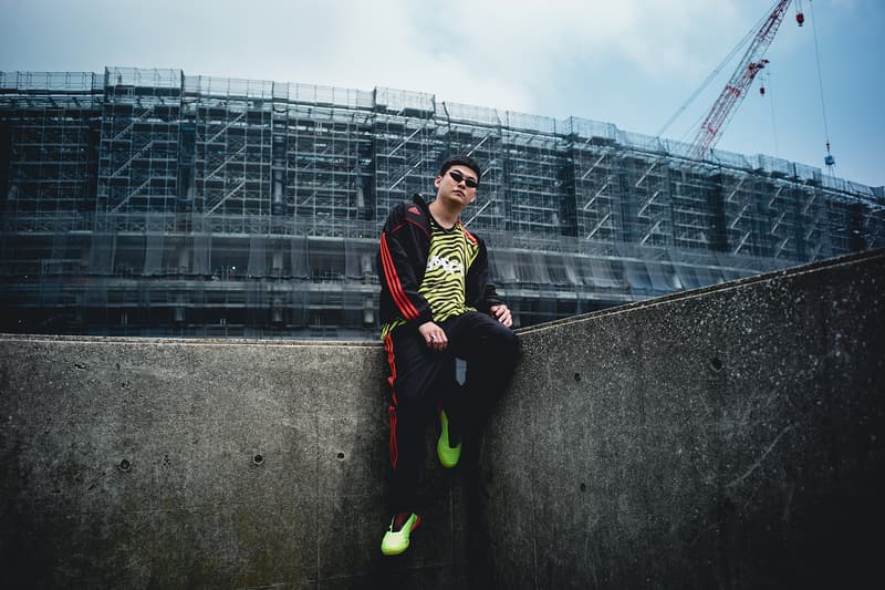 HYPEBEAST の仮想フットボールチーム HYPEFC が履きこなす adidas “Energy Mode” パック 「2018 FIFA ワールドカップ」モデルのシューズパッケージと共に、リアルと理想を紐づけたストリート志向のフットボールスタイルを体現 「2018 FIFA ワールドカップ」では数々のドラマが生まれ、そのプレーひとつひとつに世界が感動した“W杯らしいW杯”であったように思える。中でも、日本代表はもちろんのこと、幾度となくネットを揺らした公式球Telstar 18の提供など、オフィシャルスポンサーとして大会を全面的にサポートした〈adidas(アディダス)〉の貢献度は、言葉では説明できないほどのものである。 無論、優勝国フランスの心臓としてピッチを躍動したPaul Pogba(ポール・ポグバ)がピッチで着用したPREDATOR 18や、エジプトで孤軍奮闘したMohamed Salah(モハメド・サラー)のX18など、〈adidas〉がW杯モデルとして展開した“Energy Mode”パックにも言及せずにはいられない。 そこで『HYPEBEAST』と〈adidas〉は、素晴らしい大会となった「FIFAワールドカップ2018」のクローズドプロジェクトとして、“もしもHYPEBEASTがサッカーチームを所有していたら”というコンセプトの下、スペシャルエディトリアルを制作。本企画のメインテーマである「HYPEFC」は、〈adidas Football〉の全面的なバックアップを受け、プレーヤーのみならず、デザイナー、トラックメーカー、スタイリスト/コーディネーター、フォトグラファー/ビデオグラファーなど、「Here to Creat」を体現する“スタイルのある”クリエイターを擁したストリート志向の仮想フットボールクラブである。 Pogbaのみならず、宇佐美貴史らも着用したソーラーイエロー/コアブラック/ソーラーレッドのPREDATOR 18は、シューレース&シュータンのない甲周り完全一体型で、瞬時のボールコントロールでピッチを支配するプレーヤーのために開発されたコントロールスキンアッパーを特徴とし、ストリートモデルのPREDATOR TANGO 18.1 TRにはクッション性と反発性に優れるBOOST™️フォームを搭載。また、フットボールブルーのアッパーのアウトサイド上にソーラーイエローのスリーストライプスを配置したX TANGO 18+ TFは、高速スプリントに貢献する軽量性と薄さを追求したスピードメッシュアッパーの機能性を、優れた軽量性とホールド性を提供する鷹の爪を模ったクローカラーと3D形状のヒールクッションがサポートしてくれる。同じく、Xの系譜を引くX 18.1 TRは、Xにインスパイアされたストリート向けのシューズ。本作はオールブルーの爽やかな仕上がりにより、オフコートでも確かな存在感を放ってくれるはずだ。 そして、今回は「2018 FIFA ワールドカップ」の記念フィルム“CREATIVITY IS THE ANSWER”でPogbaが着用していたTANGO ANT ジャージーをカスタムした「HYPEFC」のオリジナルチームジャージも製作。一種のフットボールハブ/プラットフォームである「HYPEFC」というフィルターを通して、リアルと理想を紐づけたフットボールスタイルを体現したフォトセットを是非、上のフォトギャラリーから堪能していただきたい。“Energy Mode”パックで展開される各モデルの購入は、『アディダス オンラインショップ』からどうぞ。
