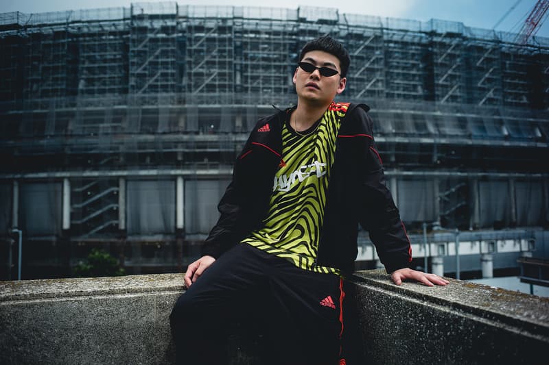 HYPEBEAST の仮想フットボールチーム HYPEFC が履きこなす adidas “Energy Mode” パック 「2018 FIFA ワールドカップ」モデルのシューズパッケージと共に、リアルと理想を紐づけたストリート志向のフットボールスタイルを体現 「2018 FIFA ワールドカップ」では数々のドラマが生まれ、そのプレーひとつひとつに世界が感動した“W杯らしいW杯”であったように思える。中でも、日本代表はもちろんのこと、幾度となくネットを揺らした公式球Telstar 18の提供など、オフィシャルスポンサーとして大会を全面的にサポートした〈adidas(アディダス)〉の貢献度は、言葉では説明できないほどのものである。 無論、優勝国フランスの心臓としてピッチを躍動したPaul Pogba(ポール・ポグバ)がピッチで着用したPREDATOR 18や、エジプトで孤軍奮闘したMohamed Salah(モハメド・サラー)のX18など、〈adidas〉がW杯モデルとして展開した“Energy Mode”パックにも言及せずにはいられない。 そこで『HYPEBEAST』と〈adidas〉は、素晴らしい大会となった「FIFAワールドカップ2018」のクローズドプロジェクトとして、“もしもHYPEBEASTがサッカーチームを所有していたら”というコンセプトの下、スペシャルエディトリアルを制作。本企画のメインテーマである「HYPEFC」は、〈adidas Football〉の全面的なバックアップを受け、プレーヤーのみならず、デザイナー、トラックメーカー、スタイリスト/コーディネーター、フォトグラファー/ビデオグラファーなど、「Here to Creat」を体現する“スタイルのある”クリエイターを擁したストリート志向の仮想フットボールクラブである。 Pogbaのみならず、宇佐美貴史らも着用したソーラーイエロー/コアブラック/ソーラーレッドのPREDATOR 18は、シューレース&シュータンのない甲周り完全一体型で、瞬時のボールコントロールでピッチを支配するプレーヤーのために開発されたコントロールスキンアッパーを特徴とし、ストリートモデルのPREDATOR TANGO 18.1 TRにはクッション性と反発性に優れるBOOST™️フォームを搭載。また、フットボールブルーのアッパーのアウトサイド上にソーラーイエローのスリーストライプスを配置したX TANGO 18+ TFは、高速スプリントに貢献する軽量性と薄さを追求したスピードメッシュアッパーの機能性を、優れた軽量性とホールド性を提供する鷹の爪を模ったクローカラーと3D形状のヒールクッションがサポートしてくれる。同じく、Xの系譜を引くX 18.1 TRは、Xにインスパイアされたストリート向けのシューズ。本作はオールブルーの爽やかな仕上がりにより、オフコートでも確かな存在感を放ってくれるはずだ。 そして、今回は「2018 FIFA ワールドカップ」の記念フィルム“CREATIVITY IS THE ANSWER”でPogbaが着用していたTANGO ANT ジャージーをカスタムした「HYPEFC」のオリジナルチームジャージも製作。一種のフットボールハブ/プラットフォームである「HYPEFC」というフィルターを通して、リアルと理想を紐づけたフットボールスタイルを体現したフォトセットを是非、上のフォトギャラリーから堪能していただきたい。“Energy Mode”パックで展開される各モデルの購入は、『アディダス オンラインショップ』からどうぞ。