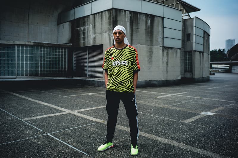 HYPEBEAST の仮想フットボールチーム HYPEFC が履きこなす adidas “Energy Mode” パック 「2018 FIFA ワールドカップ」モデルのシューズパッケージと共に、リアルと理想を紐づけたストリート志向のフットボールスタイルを体現 「2018 FIFA ワールドカップ」では数々のドラマが生まれ、そのプレーひとつひとつに世界が感動した“W杯らしいW杯”であったように思える。中でも、日本代表はもちろんのこと、幾度となくネットを揺らした公式球Telstar 18の提供など、オフィシャルスポンサーとして大会を全面的にサポートした〈adidas(アディダス)〉の貢献度は、言葉では説明できないほどのものである。 無論、優勝国フランスの心臓としてピッチを躍動したPaul Pogba(ポール・ポグバ)がピッチで着用したPREDATOR 18や、エジプトで孤軍奮闘したMohamed Salah(モハメド・サラー)のX18など、〈adidas〉がW杯モデルとして展開した“Energy Mode”パックにも言及せずにはいられない。 そこで『HYPEBEAST』と〈adidas〉は、素晴らしい大会となった「FIFAワールドカップ2018」のクローズドプロジェクトとして、“もしもHYPEBEASTがサッカーチームを所有していたら”というコンセプトの下、スペシャルエディトリアルを制作。本企画のメインテーマである「HYPEFC」は、〈adidas Football〉の全面的なバックアップを受け、プレーヤーのみならず、デザイナー、トラックメーカー、スタイリスト/コーディネーター、フォトグラファー/ビデオグラファーなど、「Here to Creat」を体現する“スタイルのある”クリエイターを擁したストリート志向の仮想フットボールクラブである。 Pogbaのみならず、宇佐美貴史らも着用したソーラーイエロー/コアブラック/ソーラーレッドのPREDATOR 18は、シューレース&シュータンのない甲周り完全一体型で、瞬時のボールコントロールでピッチを支配するプレーヤーのために開発されたコントロールスキンアッパーを特徴とし、ストリートモデルのPREDATOR TANGO 18.1 TRにはクッション性と反発性に優れるBOOST™️フォームを搭載。また、フットボールブルーのアッパーのアウトサイド上にソーラーイエローのスリーストライプスを配置したX TANGO 18+ TFは、高速スプリントに貢献する軽量性と薄さを追求したスピードメッシュアッパーの機能性を、優れた軽量性とホールド性を提供する鷹の爪を模ったクローカラーと3D形状のヒールクッションがサポートしてくれる。同じく、Xの系譜を引くX 18.1 TRは、Xにインスパイアされたストリート向けのシューズ。本作はオールブルーの爽やかな仕上がりにより、オフコートでも確かな存在感を放ってくれるはずだ。 そして、今回は「2018 FIFA ワールドカップ」の記念フィルム“CREATIVITY IS THE ANSWER”でPogbaが着用していたTANGO ANT ジャージーをカスタムした「HYPEFC」のオリジナルチームジャージも製作。一種のフットボールハブ/プラットフォームである「HYPEFC」というフィルターを通して、リアルと理想を紐づけたフットボールスタイルを体現したフォトセットを是非、上のフォトギャラリーから堪能していただきたい。“Energy Mode”パックで展開される各モデルの購入は、『アディダス オンラインショップ』からどうぞ。
