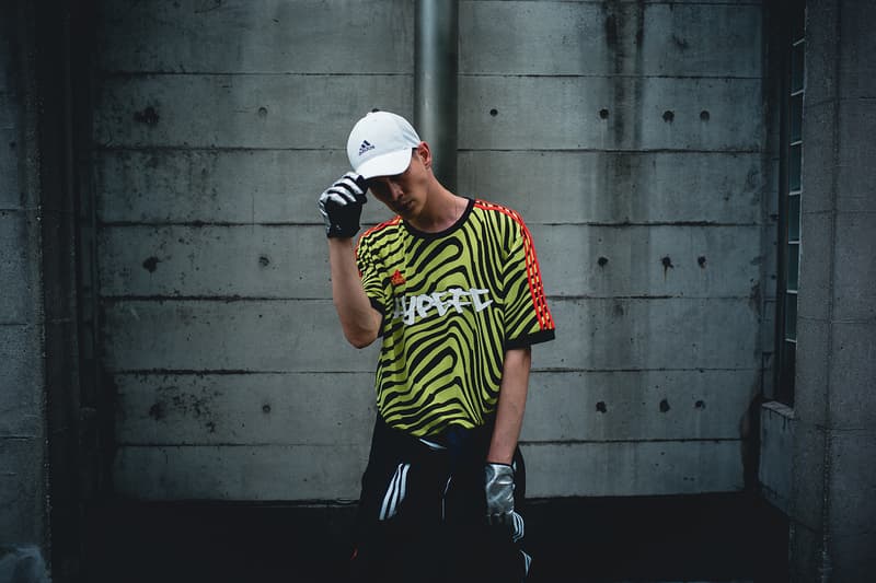 HYPEBEAST の仮想フットボールチーム HYPEFC が履きこなす adidas “Energy Mode” パック 「2018 FIFA ワールドカップ」モデルのシューズパッケージと共に、リアルと理想を紐づけたストリート志向のフットボールスタイルを体現 「2018 FIFA ワールドカップ」では数々のドラマが生まれ、そのプレーひとつひとつに世界が感動した“W杯らしいW杯”であったように思える。中でも、日本代表はもちろんのこと、幾度となくネットを揺らした公式球Telstar 18の提供など、オフィシャルスポンサーとして大会を全面的にサポートした〈adidas(アディダス)〉の貢献度は、言葉では説明できないほどのものである。 無論、優勝国フランスの心臓としてピッチを躍動したPaul Pogba(ポール・ポグバ)がピッチで着用したPREDATOR 18や、エジプトで孤軍奮闘したMohamed Salah(モハメド・サラー)のX18など、〈adidas〉がW杯モデルとして展開した“Energy Mode”パックにも言及せずにはいられない。 そこで『HYPEBEAST』と〈adidas〉は、素晴らしい大会となった「FIFAワールドカップ2018」のクローズドプロジェクトとして、“もしもHYPEBEASTがサッカーチームを所有していたら”というコンセプトの下、スペシャルエディトリアルを制作。本企画のメインテーマである「HYPEFC」は、〈adidas Football〉の全面的なバックアップを受け、プレーヤーのみならず、デザイナー、トラックメーカー、スタイリスト/コーディネーター、フォトグラファー/ビデオグラファーなど、「Here to Creat」を体現する“スタイルのある”クリエイターを擁したストリート志向の仮想フットボールクラブである。 Pogbaのみならず、宇佐美貴史らも着用したソーラーイエロー/コアブラック/ソーラーレッドのPREDATOR 18は、シューレース&シュータンのない甲周り完全一体型で、瞬時のボールコントロールでピッチを支配するプレーヤーのために開発されたコントロールスキンアッパーを特徴とし、ストリートモデルのPREDATOR TANGO 18.1 TRにはクッション性と反発性に優れるBOOST™️フォームを搭載。また、フットボールブルーのアッパーのアウトサイド上にソーラーイエローのスリーストライプスを配置したX TANGO 18+ TFは、高速スプリントに貢献する軽量性と薄さを追求したスピードメッシュアッパーの機能性を、優れた軽量性とホールド性を提供する鷹の爪を模ったクローカラーと3D形状のヒールクッションがサポートしてくれる。同じく、Xの系譜を引くX 18.1 TRは、Xにインスパイアされたストリート向けのシューズ。本作はオールブルーの爽やかな仕上がりにより、オフコートでも確かな存在感を放ってくれるはずだ。 そして、今回は「2018 FIFA ワールドカップ」の記念フィルム“CREATIVITY IS THE ANSWER”でPogbaが着用していたTANGO ANT ジャージーをカスタムした「HYPEFC」のオリジナルチームジャージも製作。一種のフットボールハブ/プラットフォームである「HYPEFC」というフィルターを通して、リアルと理想を紐づけたフットボールスタイルを体現したフォトセットを是非、上のフォトギャラリーから堪能していただきたい。“Energy Mode”パックで展開される各モデルの購入は、『アディダス オンラインショップ』からどうぞ。