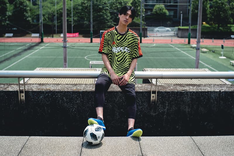 HYPEBEAST の仮想フットボールチーム HYPEFC が履きこなす adidas “Energy Mode” パック 「2018 FIFA ワールドカップ」モデルのシューズパッケージと共に、リアルと理想を紐づけたストリート志向のフットボールスタイルを体現 「2018 FIFA ワールドカップ」では数々のドラマが生まれ、そのプレーひとつひとつに世界が感動した“W杯らしいW杯”であったように思える。中でも、日本代表はもちろんのこと、幾度となくネットを揺らした公式球Telstar 18の提供など、オフィシャルスポンサーとして大会を全面的にサポートした〈adidas(アディダス)〉の貢献度は、言葉では説明できないほどのものである。 無論、優勝国フランスの心臓としてピッチを躍動したPaul Pogba(ポール・ポグバ)がピッチで着用したPREDATOR 18や、エジプトで孤軍奮闘したMohamed Salah(モハメド・サラー)のX18など、〈adidas〉がW杯モデルとして展開した“Energy Mode”パックにも言及せずにはいられない。 そこで『HYPEBEAST』と〈adidas〉は、素晴らしい大会となった「FIFAワールドカップ2018」のクローズドプロジェクトとして、“もしもHYPEBEASTがサッカーチームを所有していたら”というコンセプトの下、スペシャルエディトリアルを制作。本企画のメインテーマである「HYPEFC」は、〈adidas Football〉の全面的なバックアップを受け、プレーヤーのみならず、デザイナー、トラックメーカー、スタイリスト/コーディネーター、フォトグラファー/ビデオグラファーなど、「Here to Creat」を体現する“スタイルのある”クリエイターを擁したストリート志向の仮想フットボールクラブである。 Pogbaのみならず、宇佐美貴史らも着用したソーラーイエロー/コアブラック/ソーラーレッドのPREDATOR 18は、シューレース&シュータンのない甲周り完全一体型で、瞬時のボールコントロールでピッチを支配するプレーヤーのために開発されたコントロールスキンアッパーを特徴とし、ストリートモデルのPREDATOR TANGO 18.1 TRにはクッション性と反発性に優れるBOOST™️フォームを搭載。また、フットボールブルーのアッパーのアウトサイド上にソーラーイエローのスリーストライプスを配置したX TANGO 18+ TFは、高速スプリントに貢献する軽量性と薄さを追求したスピードメッシュアッパーの機能性を、優れた軽量性とホールド性を提供する鷹の爪を模ったクローカラーと3D形状のヒールクッションがサポートしてくれる。同じく、Xの系譜を引くX 18.1 TRは、Xにインスパイアされたストリート向けのシューズ。本作はオールブルーの爽やかな仕上がりにより、オフコートでも確かな存在感を放ってくれるはずだ。 そして、今回は「2018 FIFA ワールドカップ」の記念フィルム“CREATIVITY IS THE ANSWER”でPogbaが着用していたTANGO ANT ジャージーをカスタムした「HYPEFC」のオリジナルチームジャージも製作。一種のフットボールハブ/プラットフォームである「HYPEFC」というフィルターを通して、リアルと理想を紐づけたフットボールスタイルを体現したフォトセットを是非、上のフォトギャラリーから堪能していただきたい。“Energy Mode”パックで展開される各モデルの購入は、『アディダス オンラインショップ』からどうぞ。