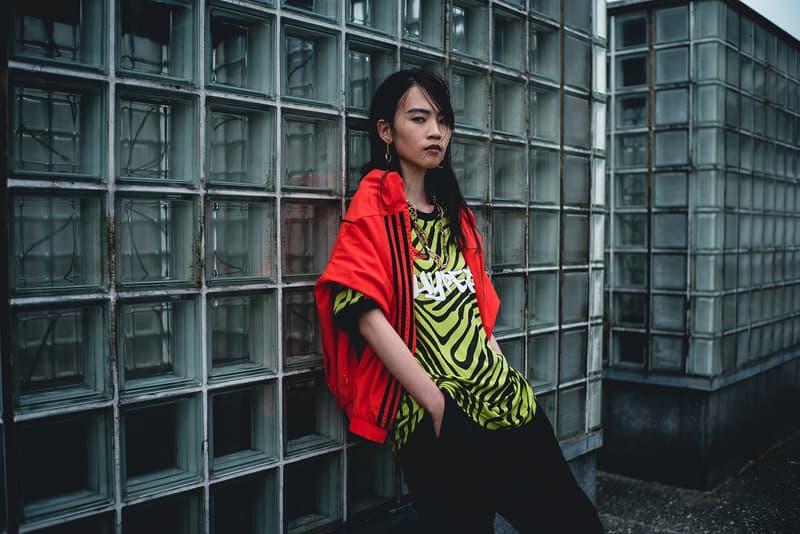 HYPEBEAST の仮想フットボールチーム HYPEFC が履きこなす adidas “Energy Mode” パック 「2018 FIFA ワールドカップ」モデルのシューズパッケージと共に、リアルと理想を紐づけたストリート志向のフットボールスタイルを体現 「2018 FIFA ワールドカップ」では数々のドラマが生まれ、そのプレーひとつひとつに世界が感動した“W杯らしいW杯”であったように思える。中でも、日本代表はもちろんのこと、幾度となくネットを揺らした公式球Telstar 18の提供など、オフィシャルスポンサーとして大会を全面的にサポートした〈adidas(アディダス)〉の貢献度は、言葉では説明できないほどのものである。 無論、優勝国フランスの心臓としてピッチを躍動したPaul Pogba(ポール・ポグバ)がピッチで着用したPREDATOR 18や、エジプトで孤軍奮闘したMohamed Salah(モハメド・サラー)のX18など、〈adidas〉がW杯モデルとして展開した“Energy Mode”パックにも言及せずにはいられない。 そこで『HYPEBEAST』と〈adidas〉は、素晴らしい大会となった「FIFAワールドカップ2018」のクローズドプロジェクトとして、“もしもHYPEBEASTがサッカーチームを所有していたら”というコンセプトの下、スペシャルエディトリアルを制作。本企画のメインテーマである「HYPEFC」は、〈adidas Football〉の全面的なバックアップを受け、プレーヤーのみならず、デザイナー、トラックメーカー、スタイリスト/コーディネーター、フォトグラファー/ビデオグラファーなど、「Here to Creat」を体現する“スタイルのある”クリエイターを擁したストリート志向の仮想フットボールクラブである。 Pogbaのみならず、宇佐美貴史らも着用したソーラーイエロー/コアブラック/ソーラーレッドのPREDATOR 18は、シューレース&シュータンのない甲周り完全一体型で、瞬時のボールコントロールでピッチを支配するプレーヤーのために開発されたコントロールスキンアッパーを特徴とし、ストリートモデルのPREDATOR TANGO 18.1 TRにはクッション性と反発性に優れるBOOST™️フォームを搭載。また、フットボールブルーのアッパーのアウトサイド上にソーラーイエローのスリーストライプスを配置したX TANGO 18+ TFは、高速スプリントに貢献する軽量性と薄さを追求したスピードメッシュアッパーの機能性を、優れた軽量性とホールド性を提供する鷹の爪を模ったクローカラーと3D形状のヒールクッションがサポートしてくれる。同じく、Xの系譜を引くX 18.1 TRは、Xにインスパイアされたストリート向けのシューズ。本作はオールブルーの爽やかな仕上がりにより、オフコートでも確かな存在感を放ってくれるはずだ。 そして、今回は「2018 FIFA ワールドカップ」の記念フィルム“CREATIVITY IS THE ANSWER”でPogbaが着用していたTANGO ANT ジャージーをカスタムした「HYPEFC」のオリジナルチームジャージも製作。一種のフットボールハブ/プラットフォームである「HYPEFC」というフィルターを通して、リアルと理想を紐づけたフットボールスタイルを体現したフォトセットを是非、上のフォトギャラリーから堪能していただきたい。“Energy Mode”パックで展開される各モデルの購入は、『アディダス オンラインショップ』からどうぞ。
