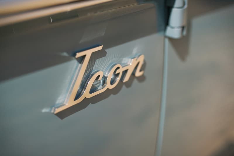 Ford の初代 Bronco をベースにヴィンテージ感と現代的機能を同居させたオフローダー Old School BR スポーツとレンジャー感を共存させたオリジナルシャーシの下にはマスタングのV8気筒エンジンを搭載 ロサンゼルス郊外に拠点を置く「ICON（アイコン）」は、「TOYOTA（トヨタ）」のLand Cruiser（ランド クルーザー）のカスタムビルディングなどでその名を馳せ、セレブたちからの要望も鳴り止まない米国屈指の人気工場である。その「ICON」より「Ford（フォード）」が誇るオフローダーの名車、Bronco（ブロンコ）を現代的にアップグレードした新たなオールドスクールモデルが登場。「ICON」の創設者/リード・デザイナーのJonathan Ward（ジョナサン・ワード）は1966〜77年に生産された初代Broncoをベースに採用したOld School BRについて、「よりレトロにするというアイディアが源だ」とコンセプトを語る。ヴィンテージ感を醸すシャーシは、「Art Morrison（アート・モリソン）」のオリジナル。また、同社からはサスペンションとブレーキの提供も受けている。これを基に「プラスチックは一切使用しない」という「ICON」の哲学を踏襲することで、スポーツ、エクスプローラー、レンジャー感を巧みに表現することに成功した。また、ボンネット下には、「Ford」の代名詞であるMustang（マスタング）から5.0リッターV8気筒エンジンを拝借。これにより、パワーという性能面でもドライバーの欲求を満たしてくれることだろう。  そんなOld School BRのデザインは、上のフォトギャラリーから。また、ヴィンテージカーがお好きな方は、1961年製の幻のオープンカー Plymouth Asimmetrica Conceptもチェックしてみてはいかが？