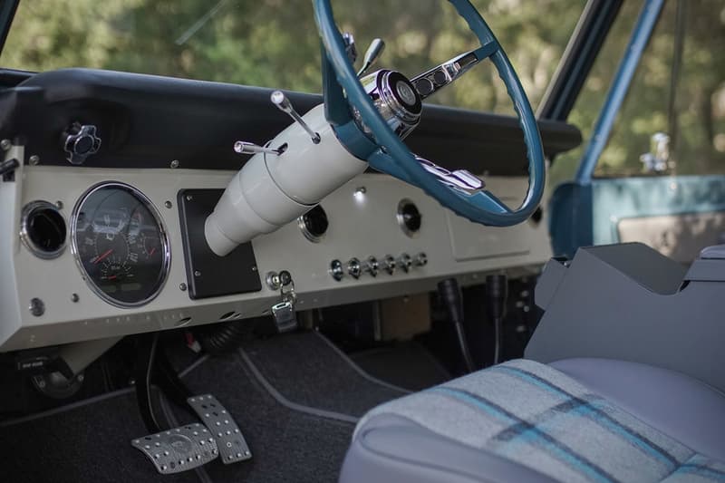 Ford の初代 Bronco をベースにヴィンテージ感と現代的機能を同居させたオフローダー Old School BR スポーツとレンジャー感を共存させたオリジナルシャーシの下にはマスタングのV8気筒エンジンを搭載 ロサンゼルス郊外に拠点を置く「ICON(アイコン)」は、「TOYOTA(トヨタ)」のLand Cruiser(ランド クルーザー)のカスタムビルディングなどでその名を馳せ、セレブたちからの要望も鳴り止まない米国屈指の人気工場である。その「ICON」より「Ford(フォード)」が誇るオフローダーの名車、Bronco(ブロンコ)を現代的にアップグレードした新たなオールドスクールモデルが登場。「ICON」の創設者/リード・デザイナーのJonathan Ward(ジョナサン・ワード)は1966〜77年に生産された初代Broncoをベースに採用したOld School BRについて、「よりレトロにするというアイディアが源だ」とコンセプトを語る。ヴィンテージ感を醸すシャーシは、「Art Morrison(アート・モリソン)」のオリジナル。また、同社からはサスペンションとブレーキの提供も受けている。これを基に「プラスチックは一切使用しない」という「ICON」の哲学を踏襲することで、スポーツ、エクスプローラー、レンジャー感を巧みに表現することに成功した。また、ボンネット下には、「Ford」の代名詞であるMustang(マスタング)から5.0リッターV8気筒エンジンを拝借。これにより、パワーという性能面でもドライバーの欲求を満たしてくれることだろう。 そんなOld School BRのデザインは、上のフォトギャラリーから。また、ヴィンテージカーがお好きな方は、1961年製の幻のオープンカー Plymouth Asimmetrica Conceptもチェックしてみてはいかが?