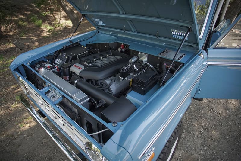 Ford の初代 Bronco をベースにヴィンテージ感と現代的機能を同居させたオフローダー Old School BR スポーツとレンジャー感を共存させたオリジナルシャーシの下にはマスタングのV8気筒エンジンを搭載 ロサンゼルス郊外に拠点を置く「ICON(アイコン)」は、「TOYOTA(トヨタ)」のLand Cruiser(ランド クルーザー)のカスタムビルディングなどでその名を馳せ、セレブたちからの要望も鳴り止まない米国屈指の人気工場である。その「ICON」より「Ford(フォード)」が誇るオフローダーの名車、Bronco(ブロンコ)を現代的にアップグレードした新たなオールドスクールモデルが登場。「ICON」の創設者/リード・デザイナーのJonathan Ward(ジョナサン・ワード)は1966〜77年に生産された初代Broncoをベースに採用したOld School BRについて、「よりレトロにするというアイディアが源だ」とコンセプトを語る。ヴィンテージ感を醸すシャーシは、「Art Morrison(アート・モリソン)」のオリジナル。また、同社からはサスペンションとブレーキの提供も受けている。これを基に「プラスチックは一切使用しない」という「ICON」の哲学を踏襲することで、スポーツ、エクスプローラー、レンジャー感を巧みに表現することに成功した。また、ボンネット下には、「Ford」の代名詞であるMustang(マスタング)から5.0リッターV8気筒エンジンを拝借。これにより、パワーという性能面でもドライバーの欲求を満たしてくれることだろう。 そんなOld School BRのデザインは、上のフォトギャラリーから。また、ヴィンテージカーがお好きな方は、1961年製の幻のオープンカー Plymouth Asimmetrica Conceptもチェックしてみてはいかが?