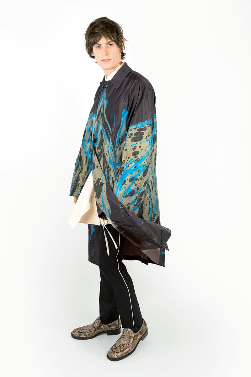 Dries Van Noten が伊勢丹新宿メンズ館店にて2018年秋冬の期間限定ポップアップを開催 ランウェイのフィナーレを飾ったマーブルコートが『伊勢丹』限定カラーでリリース決定 Dries Van Noten ドリス・ヴァン・ノッテン 伊勢丹新宿メンズ館 2018年秋冬コレクション Michelle Obama ミシェル・オバマ Nicole Kidman ニコール・キッドマン アントワープシックス アントワープ パリ 東京 ニューヨーク ロンドン シンガポール 香港 モスクワ 全10店舗 マーブリング技法 アトリエ 8月8日（水） 188,000円 HYPEBEAST ハイプビースト
