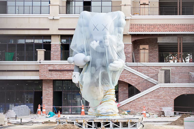 韓国の庶民派ショッピングモールに KAWS が手がけた巨大パブリックアート作品が出現 7月19日(木)からソウルの石村湖で開催されるアートエキシビジョンとは一切関係がない模様 Kim Jones キム・ジョーンズ Dior ディオール KAWS カウズ 韓国 ショッピングモール I-Park 巨大パブリックアート コンパニオン Galerie Perrotin HYPEBEAST ハイプビースト