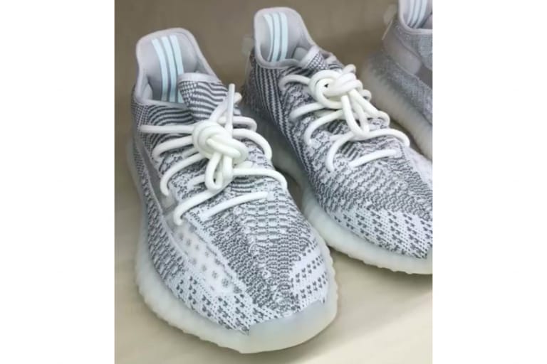 キム・カーダシアンが部分的にシースルー素材を用いた新作 YEEZY BOOST 350 を公開