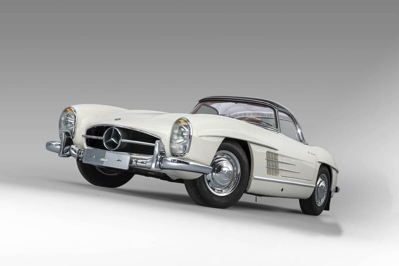 クルマ好きの永遠のロマン Mercedes-Benz 300 SL の後期モデルが新たな記録を打ち立てる 推定落札価格の2倍の値がついた完品級の一台をご堪能あれ 「Mercedes-Benz(メルセデス・ベンツ)」はこれまで数々の名作を世に送り込んできたが、その中でも同社の高級スポーツカー“SL”シリーズの初代モデル、300 SLはカモメの翼のような形状になる跳ね上げ式のガルウィングドアと燃料直接噴射式エンジンを史上初めて採用したクルマ好きのロマンの象徴である。 実は最近、その300 SLに驚愕の値段がついた。1963年製造の同車は、世界三大レースのひとつである「ル・マン24時間レース」の会場としてお馴染みの『サルト・サーキット』で開催されたオークションに登場。当初、落札価格は2億円強と予想されていたが、最終的にはその2倍に匹敵する4億1,000万円で落札となり、300 SLのレコードを更新したのだ。 一体、なぜこれだけ価格が高騰したのか。それは保存状況の良さにある。このロードスターは1972年以来、一度も運転されておらず、走行距離はわずか1,372km。また、お世辞にも気候に恵まれているとは言えないスウェーデンで保管されていたにもかかわらず、外装の腐食はぼぼなし、さらにはインテリアの摩耗痕やペダルの傷さえほとんど確認できず、工場出荷時のオリジナルハードトップまで装備されている。 当時の書類にメンテナンスツール……ここまで揃っていれば完品と言っても過言ではないだろう。またとないこの機会に是非、その惚れ惚れする300 SLのエクステリア&インテリアを上のフォトギャラリーから堪能してみてほしい。