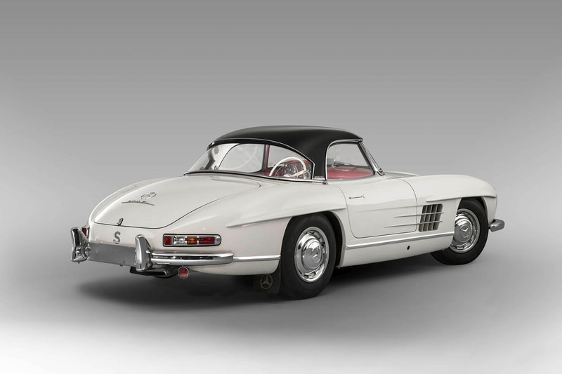 クルマ好きの永遠のロマン Mercedes-Benz 300 SL の後期モデルが新たな記録を打ち立てる 推定落札価格の2倍の値がついた完品級の一台をご堪能あれ 「Mercedes-Benz（メルセデス・ベンツ）」はこれまで数々の名作を世に送り込んできたが、その中でも同社の高級スポーツカー“SL”シリーズの初代モデル、300 SLはカモメの翼のような形状になる跳ね上げ式のガルウィングドアと燃料直接噴射式エンジンを史上初めて採用したクルマ好きのロマンの象徴である。  実は最近、その300 SLに驚愕の値段がついた。1963年製造の同車は、世界三大レースのひとつである「ル・マン24時間レース」の会場としてお馴染みの『サルト・サーキット』で開催されたオークションに登場。当初、落札価格は2億円強と予想されていたが、最終的にはその2倍に匹敵する4億1,000万円で落札となり、300 SLのレコードを更新したのだ。  一体、なぜこれだけ価格が高騰したのか。それは保存状況の良さにある。このロードスターは1972年以来、一度も運転されておらず、走行距離はわずか1,372km。また、お世辞にも気候に恵まれているとは言えないスウェーデンで保管されていたにもかかわらず、外装の腐食はぼぼなし、さらにはインテリアの摩耗痕やペダルの傷さえほとんど確認できず、工場出荷時のオリジナルハードトップまで装備されている。  当時の書類にメンテナンスツール……ここまで揃っていれば完品と言っても過言ではないだろう。またとないこの機会に是非、その惚れ惚れする300 SLのエクステリア＆インテリアを上のフォトギャラリーから堪能してみてほしい。