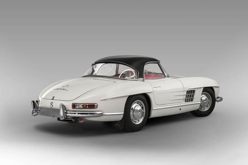 クルマ好きの永遠のロマン Mercedes-Benz 300 SL の後期モデルが新たな記録を打ち立てる 推定落札価格の2倍の値がついた完品級の一台をご堪能あれ 「Mercedes-Benz(メルセデス・ベンツ)」はこれまで数々の名作を世に送り込んできたが、その中でも同社の高級スポーツカー“SL”シリーズの初代モデル、300 SLはカモメの翼のような形状になる跳ね上げ式のガルウィングドアと燃料直接噴射式エンジンを史上初めて採用したクルマ好きのロマンの象徴である。 実は最近、その300 SLに驚愕の値段がついた。1963年製造の同車は、世界三大レースのひとつである「ル・マン24時間レース」の会場としてお馴染みの『サルト・サーキット』で開催されたオークションに登場。当初、落札価格は2億円強と予想されていたが、最終的にはその2倍に匹敵する4億1,000万円で落札となり、300 SLのレコードを更新したのだ。 一体、なぜこれだけ価格が高騰したのか。それは保存状況の良さにある。このロードスターは1972年以来、一度も運転されておらず、走行距離はわずか1,372km。また、お世辞にも気候に恵まれているとは言えないスウェーデンで保管されていたにもかかわらず、外装の腐食はぼぼなし、さらにはインテリアの摩耗痕やペダルの傷さえほとんど確認できず、工場出荷時のオリジナルハードトップまで装備されている。 当時の書類にメンテナンスツール……ここまで揃っていれば完品と言っても過言ではないだろう。またとないこの機会に是非、その惚れ惚れする300 SLのエクステリア&インテリアを上のフォトギャラリーから堪能してみてほしい。