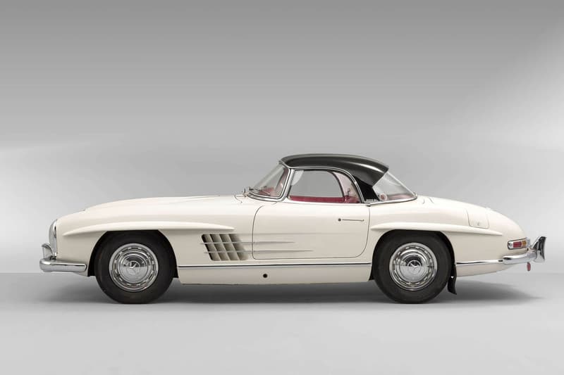 クルマ好きの永遠のロマン Mercedes-Benz 300 SL の後期モデルが新たな記録を打ち立てる 推定落札価格の2倍の値がついた完品級の一台をご堪能あれ 「Mercedes-Benz(メルセデス・ベンツ)」はこれまで数々の名作を世に送り込んできたが、その中でも同社の高級スポーツカー“SL”シリーズの初代モデル、300 SLはカモメの翼のような形状になる跳ね上げ式のガルウィングドアと燃料直接噴射式エンジンを史上初めて採用したクルマ好きのロマンの象徴である。 実は最近、その300 SLに驚愕の値段がついた。1963年製造の同車は、世界三大レースのひとつである「ル・マン24時間レース」の会場としてお馴染みの『サルト・サーキット』で開催されたオークションに登場。当初、落札価格は2億円強と予想されていたが、最終的にはその2倍に匹敵する4億1,000万円で落札となり、300 SLのレコードを更新したのだ。 一体、なぜこれだけ価格が高騰したのか。それは保存状況の良さにある。このロードスターは1972年以来、一度も運転されておらず、走行距離はわずか1,372km。また、お世辞にも気候に恵まれているとは言えないスウェーデンで保管されていたにもかかわらず、外装の腐食はぼぼなし、さらにはインテリアの摩耗痕やペダルの傷さえほとんど確認できず、工場出荷時のオリジナルハードトップまで装備されている。 当時の書類にメンテナンスツール……ここまで揃っていれば完品と言っても過言ではないだろう。またとないこの機会に是非、その惚れ惚れする300 SLのエクステリア&インテリアを上のフォトギャラリーから堪能してみてほしい。