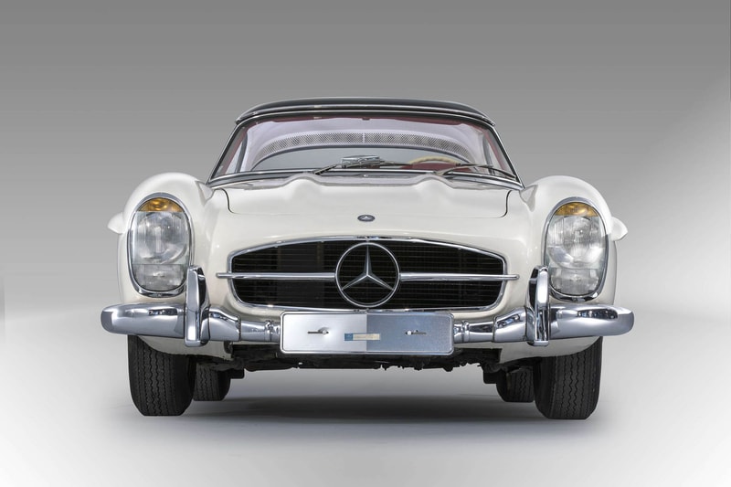 クルマ好きの永遠のロマン Mercedes-Benz 300 SL の後期モデルが新たな記録を打ち立てる 推定落札価格の2倍の値がついた完品級の一台をご堪能あれ 「Mercedes-Benz（メルセデス・ベンツ）」はこれまで数々の名作を世に送り込んできたが、その中でも同社の高級スポーツカー“SL”シリーズの初代モデル、300 SLはカモメの翼のような形状になる跳ね上げ式のガルウィングドアと燃料直接噴射式エンジンを史上初めて採用したクルマ好きのロマンの象徴である。  実は最近、その300 SLに驚愕の値段がついた。1963年製造の同車は、世界三大レースのひとつである「ル・マン24時間レース」の会場としてお馴染みの『サルト・サーキット』で開催されたオークションに登場。当初、落札価格は2億円強と予想されていたが、最終的にはその2倍に匹敵する4億1,000万円で落札となり、300 SLのレコードを更新したのだ。  一体、なぜこれだけ価格が高騰したのか。それは保存状況の良さにある。このロードスターは1972年以来、一度も運転されておらず、走行距離はわずか1,372km。また、お世辞にも気候に恵まれているとは言えないスウェーデンで保管されていたにもかかわらず、外装の腐食はぼぼなし、さらにはインテリアの摩耗痕やペダルの傷さえほとんど確認できず、工場出荷時のオリジナルハードトップまで装備されている。  当時の書類にメンテナンスツール……ここまで揃っていれば完品と言っても過言ではないだろう。またとないこの機会に是非、その惚れ惚れする300 SLのエクステリア＆インテリアを上のフォトギャラリーから堪能してみてほしい。