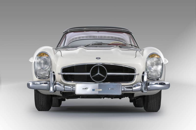 クルマ好きの永遠のロマン Mercedes-Benz 300 SL の後期モデルが新たな記録を打ち立てる 推定落札価格の2倍の値がついた完品級の一台をご堪能あれ 「Mercedes-Benz(メルセデス・ベンツ)」はこれまで数々の名作を世に送り込んできたが、その中でも同社の高級スポーツカー“SL”シリーズの初代モデル、300 SLはカモメの翼のような形状になる跳ね上げ式のガルウィングドアと燃料直接噴射式エンジンを史上初めて採用したクルマ好きのロマンの象徴である。 実は最近、その300 SLに驚愕の値段がついた。1963年製造の同車は、世界三大レースのひとつである「ル・マン24時間レース」の会場としてお馴染みの『サルト・サーキット』で開催されたオークションに登場。当初、落札価格は2億円強と予想されていたが、最終的にはその2倍に匹敵する4億1,000万円で落札となり、300 SLのレコードを更新したのだ。 一体、なぜこれだけ価格が高騰したのか。それは保存状況の良さにある。このロードスターは1972年以来、一度も運転されておらず、走行距離はわずか1,372km。また、お世辞にも気候に恵まれているとは言えないスウェーデンで保管されていたにもかかわらず、外装の腐食はぼぼなし、さらにはインテリアの摩耗痕やペダルの傷さえほとんど確認できず、工場出荷時のオリジナルハードトップまで装備されている。 当時の書類にメンテナンスツール……ここまで揃っていれば完品と言っても過言ではないだろう。またとないこの機会に是非、その惚れ惚れする300 SLのエクステリア&インテリアを上のフォトギャラリーから堪能してみてほしい。