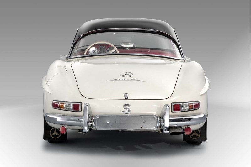 クルマ好きの永遠のロマン Mercedes-Benz 300 SL の後期モデルが新たな記録を打ち立てる 推定落札価格の2倍の値がついた完品級の一台をご堪能あれ 「Mercedes-Benz（メルセデス・ベンツ）」はこれまで数々の名作を世に送り込んできたが、その中でも同社の高級スポーツカー“SL”シリーズの初代モデル、300 SLはカモメの翼のような形状になる跳ね上げ式のガルウィングドアと燃料直接噴射式エンジンを史上初めて採用したクルマ好きのロマンの象徴である。  実は最近、その300 SLに驚愕の値段がついた。1963年製造の同車は、世界三大レースのひとつである「ル・マン24時間レース」の会場としてお馴染みの『サルト・サーキット』で開催されたオークションに登場。当初、落札価格は2億円強と予想されていたが、最終的にはその2倍に匹敵する4億1,000万円で落札となり、300 SLのレコードを更新したのだ。  一体、なぜこれだけ価格が高騰したのか。それは保存状況の良さにある。このロードスターは1972年以来、一度も運転されておらず、走行距離はわずか1,372km。また、お世辞にも気候に恵まれているとは言えないスウェーデンで保管されていたにもかかわらず、外装の腐食はぼぼなし、さらにはインテリアの摩耗痕やペダルの傷さえほとんど確認できず、工場出荷時のオリジナルハードトップまで装備されている。  当時の書類にメンテナンスツール……ここまで揃っていれば完品と言っても過言ではないだろう。またとないこの機会に是非、その惚れ惚れする300 SLのエクステリア＆インテリアを上のフォトギャラリーから堪能してみてほしい。