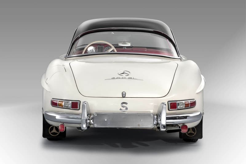 クルマ好きの永遠のロマン Mercedes-Benz 300 SL の後期モデルが新たな記録を打ち立てる 推定落札価格の2倍の値がついた完品級の一台をご堪能あれ 「Mercedes-Benz(メルセデス・ベンツ)」はこれまで数々の名作を世に送り込んできたが、その中でも同社の高級スポーツカー“SL”シリーズの初代モデル、300 SLはカモメの翼のような形状になる跳ね上げ式のガルウィングドアと燃料直接噴射式エンジンを史上初めて採用したクルマ好きのロマンの象徴である。 実は最近、その300 SLに驚愕の値段がついた。1963年製造の同車は、世界三大レースのひとつである「ル・マン24時間レース」の会場としてお馴染みの『サルト・サーキット』で開催されたオークションに登場。当初、落札価格は2億円強と予想されていたが、最終的にはその2倍に匹敵する4億1,000万円で落札となり、300 SLのレコードを更新したのだ。 一体、なぜこれだけ価格が高騰したのか。それは保存状況の良さにある。このロードスターは1972年以来、一度も運転されておらず、走行距離はわずか1,372km。また、お世辞にも気候に恵まれているとは言えないスウェーデンで保管されていたにもかかわらず、外装の腐食はぼぼなし、さらにはインテリアの摩耗痕やペダルの傷さえほとんど確認できず、工場出荷時のオリジナルハードトップまで装備されている。 当時の書類にメンテナンスツール……ここまで揃っていれば完品と言っても過言ではないだろう。またとないこの機会に是非、その惚れ惚れする300 SLのエクステリア&インテリアを上のフォトギャラリーから堪能してみてほしい。