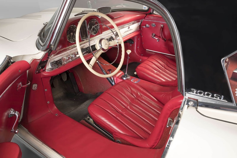 クルマ好きの永遠のロマン Mercedes-Benz 300 SL の後期モデルが新たな記録を打ち立てる 推定落札価格の2倍の値がついた完品級の一台をご堪能あれ 「Mercedes-Benz（メルセデス・ベンツ）」はこれまで数々の名作を世に送り込んできたが、その中でも同社の高級スポーツカー“SL”シリーズの初代モデル、300 SLはカモメの翼のような形状になる跳ね上げ式のガルウィングドアと燃料直接噴射式エンジンを史上初めて採用したクルマ好きのロマンの象徴である。  実は最近、その300 SLに驚愕の値段がついた。1963年製造の同車は、世界三大レースのひとつである「ル・マン24時間レース」の会場としてお馴染みの『サルト・サーキット』で開催されたオークションに登場。当初、落札価格は2億円強と予想されていたが、最終的にはその2倍に匹敵する4億1,000万円で落札となり、300 SLのレコードを更新したのだ。  一体、なぜこれだけ価格が高騰したのか。それは保存状況の良さにある。このロードスターは1972年以来、一度も運転されておらず、走行距離はわずか1,372km。また、お世辞にも気候に恵まれているとは言えないスウェーデンで保管されていたにもかかわらず、外装の腐食はぼぼなし、さらにはインテリアの摩耗痕やペダルの傷さえほとんど確認できず、工場出荷時のオリジナルハードトップまで装備されている。  当時の書類にメンテナンスツール……ここまで揃っていれば完品と言っても過言ではないだろう。またとないこの機会に是非、その惚れ惚れする300 SLのエクステリア＆インテリアを上のフォトギャラリーから堪能してみてほしい。