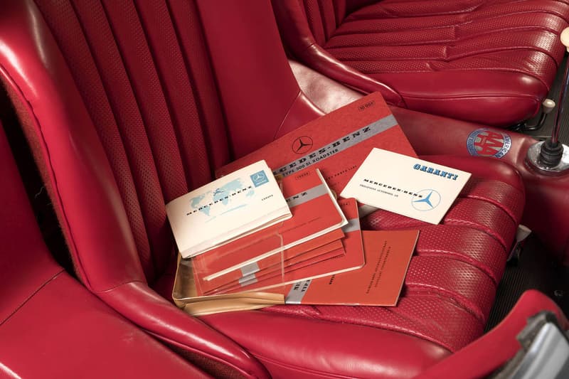 クルマ好きの永遠のロマン Mercedes-Benz 300 SL の後期モデルが新たな記録を打ち立てる 推定落札価格の2倍の値がついた完品級の一台をご堪能あれ 「Mercedes-Benz(メルセデス・ベンツ)」はこれまで数々の名作を世に送り込んできたが、その中でも同社の高級スポーツカー“SL”シリーズの初代モデル、300 SLはカモメの翼のような形状になる跳ね上げ式のガルウィングドアと燃料直接噴射式エンジンを史上初めて採用したクルマ好きのロマンの象徴である。 実は最近、その300 SLに驚愕の値段がついた。1963年製造の同車は、世界三大レースのひとつである「ル・マン24時間レース」の会場としてお馴染みの『サルト・サーキット』で開催されたオークションに登場。当初、落札価格は2億円強と予想されていたが、最終的にはその2倍に匹敵する4億1,000万円で落札となり、300 SLのレコードを更新したのだ。 一体、なぜこれだけ価格が高騰したのか。それは保存状況の良さにある。このロードスターは1972年以来、一度も運転されておらず、走行距離はわずか1,372km。また、お世辞にも気候に恵まれているとは言えないスウェーデンで保管されていたにもかかわらず、外装の腐食はぼぼなし、さらにはインテリアの摩耗痕やペダルの傷さえほとんど確認できず、工場出荷時のオリジナルハードトップまで装備されている。 当時の書類にメンテナンスツール……ここまで揃っていれば完品と言っても過言ではないだろう。またとないこの機会に是非、その惚れ惚れする300 SLのエクステリア&インテリアを上のフォトギャラリーから堪能してみてほしい。