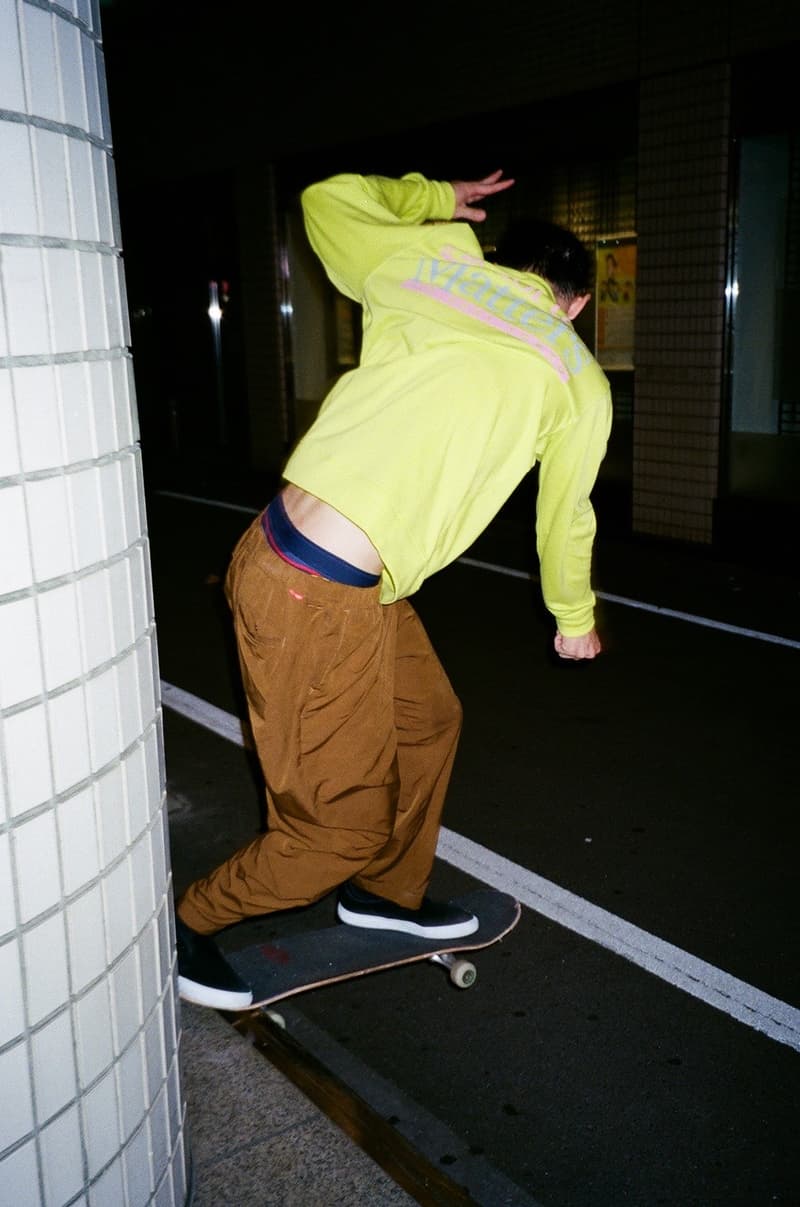 Mortar x CIVILIST が日独の固い絆を証明するコラボアイテムをリリース 7月15日（日）は『Mortar』に『CIVILIST』クルーを招待したフリースケートセッションを開催 2009年に設立した『CIVILIST（シビリスト）』は、アートギャラリーを居抜きで作られた空間に〈Palace（パレス）〉、〈Fucking Awesome（ファッキング オウサム）〉、〈dime（ダイム）〉といった現代スケートシーンの代表格から、〈032c〉、〈Assid（アシッド）〉といった旬なブランドまでを揃える、他とは一線を画たベルリンのスケートショップである。渋谷のファイヤー通りより日本スケート界を支える『Mortar（モルタル）』は、そんな『CIVILIST』をパートナーに招聘し、コラボレーションアイテムを製作。日独のタッグから登場するTシャツと薄手のクルーネックは、胸元に両者の固い絆を表現するダブルネームロゴが配置されおり、背面にもMortar Mattersのグラフィックがプリントされている。  価格はTシャツが6,480円、クルーネックが10,800円（税込）で、7月14日（土）より『Mortar』店頭、翌15日（日）より『Mortar』のオンラインにて発売開始。また、15日（日）夜には『CIVILIST』クルーが来日し、店内二階のスケートパークを一般開放してフリースケートセッション＆フリービアパーティーも開催されるとのことだ。  A$AP Ant（エイサップ・アント）主催の〈Marino Infantry（マリノインファントリー）〉x〈Under Armor（アンダーアーマー）〉のコラボ情報や、〈Palace〉の最新スケートクリップ『Betamaximum Palace』など、『HYPEBEAST』がお届けするその他のニュースもあわせてご確認を。