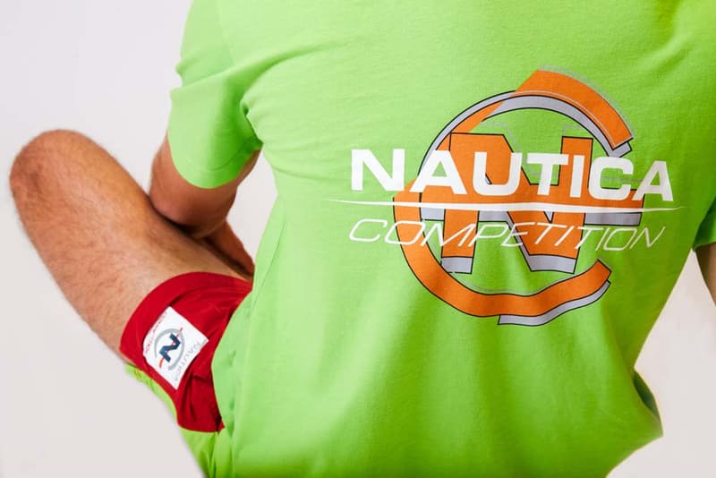 Nautica と Lil Yachty による最後のカプセルコレクションが発売開始 両者のセーリングへ対する愛情を具現化したオールドスクールなアイテムがラインアップ 遡ること2016年11月、90’sを愛する者たちから絶大な人気を誇る〈Nautica(ノーティカ)〉は新世代アーティストの代表格であるLil Yachty(リル・ヨッティ)とパートナーシップを締結した。それ以降、アトランタ出身のラッパーはブランドのクリエイティブディレクターとしてブランドに貢献してきたが、親会社はブランドのポテンシャルを引き出しきれず、今年2月には『Business of Fashion』で経営難が発表されていた。 しかし、今のシーンに〈Nautica〉を提案する上で、セーリングカルチャーを愛するLil Yachtyの起用は最適だったはずだ。それは2017年にLil Yachty本人が「Nauticaは俺の一部のようなものなんだ」と語っていたことが証明しているおり、この際に彼は「Nauticaは子供たち、船乗り、成人男性、かっこいい人たちのためにある。昔のデザインも、今のデザインも、俺はマジで最高だと思っている。Nauticaのようなブランドはお世辞にも多いとは言えないね」ともコメントしている。 悲しいことに、そんな〈Nautica〉とLil Yachtyの蜜月関係も本稿で紹介するカプセルコレクションで終わりを迎える。是非、上のフォトギャラリーからルックブック&アイテム一覧をチェックして、〈Nautica〉のオンラインストアから購入を検討してみてはいかがだろうか。 〈A BATHING APE®(ア・ベイシング・エイプ)〉とThe Weeknd(ザ・ウィークエンド)主宰の〈XO〉のコラボレーションや、ストリートを卒業した大人たちに贈る〈uniform experiment(ユニフォーム エクスペリメント)〉の2018年秋冬コレクションなど、その他の最新ファッションニュースもあわせてご確認を。