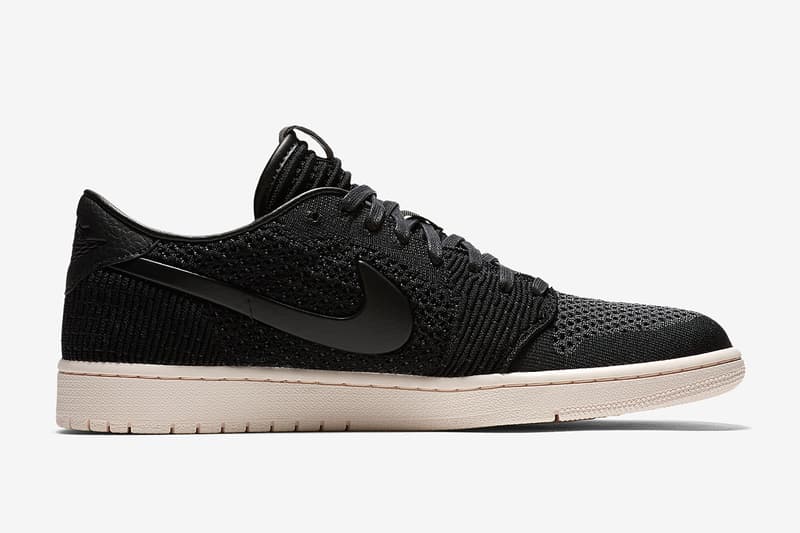 通気性を確保する Flyknit 仕様の Nike Air Jordan 1 Low “Black” のオフィシャル画像が公開  昨年リリースのOGカラーに引き続き、今度はFlyknitを纏ったロートップのAJ1が初登場 〈Jordan Brand（ジョーダン ブランド）〉は昨年、高強度のファイバーで軽量さと通気性を確保する〈Nike（ナイキ）〉のFlyknitテクノロジーを採用したAir Jordan 1をオリジナルのカラースキームでリリースした。そこでの好評を受け、遂にMichael Jordan（マイケル・ジョーダン）の初代シグネチャーから、ロートップモデルが初登場。先月末、オレンジ/セイルの“Shattered Backboard”の存在も明らかになったばかりであるが、公開されたオフィシャル画像はシンプルなブラック/クリームの一足で、シュータンには編み込みパターンが採用されている。発売日や価格などは公表されていないので、ここは辛抱強く、『SNKRS』のアップデートを待とう。  この機会に、『atmos（アトモス）』限定販売となるAir More Moneyのスペシャルモデルもチェックしてみてはいかがだろうか。