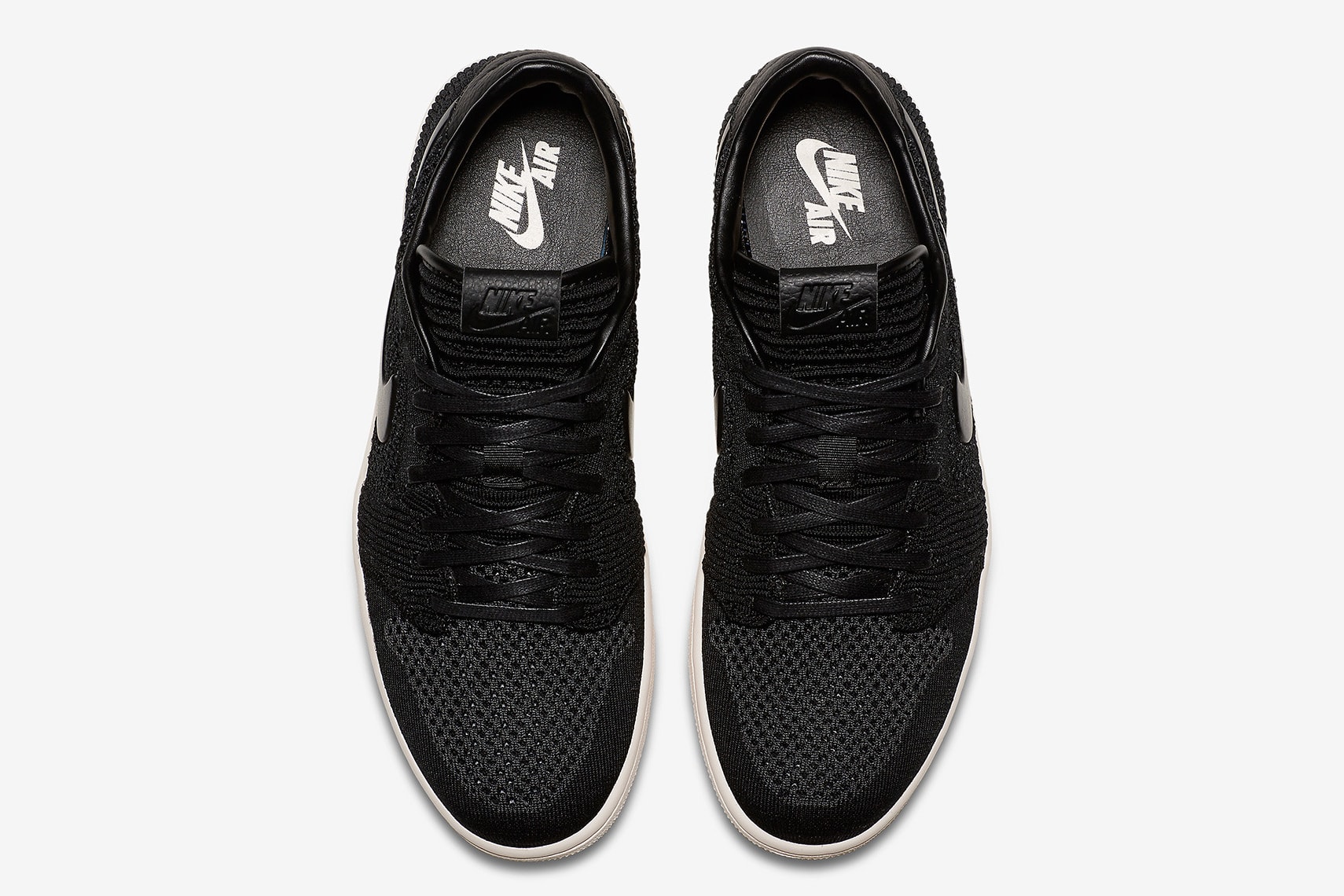 通気性を確保する Flyknit 仕様の Nike Air Jordan 1 Low “Black” のオフィシャル画像が公開  昨年リリースのOGカラーに引き続き、今度はFlyknitを纏ったロートップのAJ1が初登場 〈Jordan Brand（ジョーダン ブランド）〉は昨年、高強度のファイバーで軽量さと通気性を確保する〈Nike（ナイキ）〉のFlyknitテクノロジーを採用したAir Jordan 1をオリジナルのカラースキームでリリースした。そこでの好評を受け、遂にMichael Jordan（マイケル・ジョーダン）の初代シグネチャーから、ロートップモデルが初登場。先月末、オレンジ/セイルの“Shattered Backboard”の存在も明らかになったばかりであるが、公開されたオフィシャル画像はシンプルなブラック/クリームの一足で、シュータンには編み込みパターンが採用されている。発売日や価格などは公表されていないので、ここは辛抱強く、『SNKRS』のアップデートを待とう。  この機会に、『atmos（アトモス）』限定販売となるAir More Moneyのスペシャルモデルもチェックしてみてはいかがだろうか。