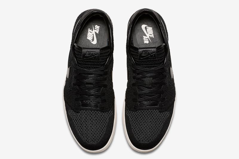 通気性を確保する Flyknit 仕様の Nike Air Jordan 1 Low “Black” のオフィシャル画像が公開 昨年リリースのOGカラーに引き続き、今度はFlyknitを纏ったロートップのAJ1が初登場 〈Jordan Brand(ジョーダン ブランド)〉は昨年、高強度のファイバーで軽量さと通気性を確保する〈Nike(ナイキ)〉のFlyknitテクノロジーを採用したAir Jordan 1をオリジナルのカラースキームでリリースした。そこでの好評を受け、遂にMichael Jordan(マイケル・ジョーダン)の初代シグネチャーから、ロートップモデルが初登場。先月末、オレンジ/セイルの“Shattered Backboard”の存在も明らかになったばかりであるが、公開されたオフィシャル画像はシンプルなブラック/クリームの一足で、シュータンには編み込みパターンが採用されている。発売日や価格などは公表されていないので、ここは辛抱強く、『SNKRS』のアップデートを待とう。 この機会に、『atmos(アトモス)』限定販売となるAir More Moneyのスペシャルモデルもチェックしてみてはいかがだろうか。