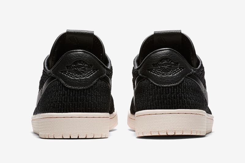 通気性を確保する Flyknit 仕様の Nike Air Jordan 1 Low “Black” のオフィシャル画像が公開  昨年リリースのOGカラーに引き続き、今度はFlyknitを纏ったロートップのAJ1が初登場 〈Jordan Brand（ジョーダン ブランド）〉は昨年、高強度のファイバーで軽量さと通気性を確保する〈Nike（ナイキ）〉のFlyknitテクノロジーを採用したAir Jordan 1をオリジナルのカラースキームでリリースした。そこでの好評を受け、遂にMichael Jordan（マイケル・ジョーダン）の初代シグネチャーから、ロートップモデルが初登場。先月末、オレンジ/セイルの“Shattered Backboard”の存在も明らかになったばかりであるが、公開されたオフィシャル画像はシンプルなブラック/クリームの一足で、シュータンには編み込みパターンが採用されている。発売日や価格などは公表されていないので、ここは辛抱強く、『SNKRS』のアップデートを待とう。  この機会に、『atmos（アトモス）』限定販売となるAir More Moneyのスペシャルモデルもチェックしてみてはいかがだろうか。