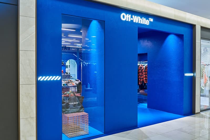 Off-White™ が韓国・ソウルにオープンした新店舗の店内を独占でご紹介 “Freestanding”、“Hyundai Coex”と名付けられた全くタイプの違う2店舗の店内を覗いてみよう 2018年第2四半期の人気ブランドランキングで第2位につけた〈Off-White™(オフホワイト)〉の成長はどこまで続くのだろうか。Virgil Abloh(ヴァージル・アブロー)は韓国の首都・ソウルに“Freestanding”、“Hyundai Coex”と名付けた新たな旗艦店を出店した。 “Freestanding”はその名の通り、ビルのテナントなどではなく、完全独立の路面店。白を基調にしたクリーンな空間はメタルの家具で縁取りされ、壁に沿うように〈Off-White™〉のコレクションを陳列。また、各種バッグの背後にはキャンペーンイメージが埋め込まれ、店内の中央にはVirgilお気に入りの3人掛けワイヤーチェアが設置されている。一方の“Hyundai Coex”は、モロッコのシャウエンを彷彿させる色鮮やかなブルーでストア全面を塗り尽くし、コンパクトながらも幻想的な雰囲気に。だが、店内の文字パネルから推測するに、ジャズの帝王の異名を持つトランペット奏者のMiles Davis(マイルス・デイヴィス)が1959年にリリースした『Kind of Blue』が着想元なのではないだろうか。 ソウルの新店舗の外観ならびに店内の様子は、上のフォトギャラリーから。あわせて、大理石を贅沢に使用した〈Off-White™〉史上もっともラグジュアリーなマカオのストアもチェックしておくべし。