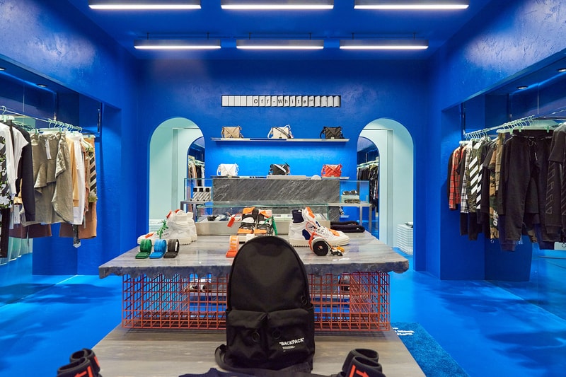 Off-White™ が韓国・ソウルにオープンした新店舗の店内を独占でご紹介 “Freestanding”、“Hyundai Coex”と名付けられた全くタイプの違う2店舗の店内を覗いてみよう 2018年第2四半期の人気ブランドランキングで第2位につけた〈Off-White™（オフホワイト）〉の成長はどこまで続くのだろうか。Virgil Abloh（ヴァージル・アブロー）は韓国の首都・ソウルに“Freestanding”、“Hyundai Coex”と名付けた新たな旗艦店を出店した。  “Freestanding”はその名の通り、ビルのテナントなどではなく、完全独立の路面店。白を基調にしたクリーンな空間はメタルの家具で縁取りされ、壁に沿うように〈Off-White™〉のコレクションを陳列。また、各種バッグの背後にはキャンペーンイメージが埋め込まれ、店内の中央にはVirgilお気に入りの3人掛けワイヤーチェアが設置されている。一方の“Hyundai Coex”は、モロッコのシャウエンを彷彿させる色鮮やかなブルーでストア全面を塗り尽くし、コンパクトながらも幻想的な雰囲気に。だが、店内の文字パネルから推測するに、ジャズの帝王の異名を持つトランペット奏者のMiles Davis（マイルス・デイヴィス）が1959年にリリースした『Kind of Blue』が着想元なのではないだろうか。  ソウルの新店舗の外観ならびに店内の様子は、上のフォトギャラリーから。あわせて、大理石を贅沢に使用した〈Off-White™〉史上もっともラグジュアリーなマカオのストアもチェックしておくべし。