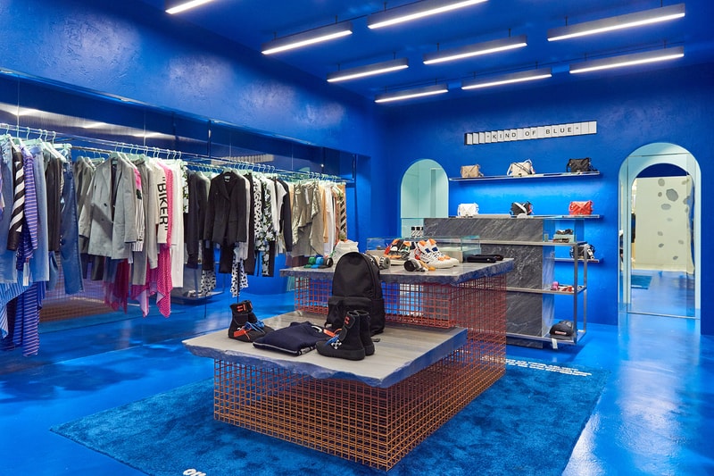 Off-White™ が韓国・ソウルにオープンした新店舗の店内を独占でご紹介 “Freestanding”、“Hyundai Coex”と名付けられた全くタイプの違う2店舗の店内を覗いてみよう 2018年第2四半期の人気ブランドランキングで第2位につけた〈Off-White™（オフホワイト）〉の成長はどこまで続くのだろうか。Virgil Abloh（ヴァージル・アブロー）は韓国の首都・ソウルに“Freestanding”、“Hyundai Coex”と名付けた新たな旗艦店を出店した。  “Freestanding”はその名の通り、ビルのテナントなどではなく、完全独立の路面店。白を基調にしたクリーンな空間はメタルの家具で縁取りされ、壁に沿うように〈Off-White™〉のコレクションを陳列。また、各種バッグの背後にはキャンペーンイメージが埋め込まれ、店内の中央にはVirgilお気に入りの3人掛けワイヤーチェアが設置されている。一方の“Hyundai Coex”は、モロッコのシャウエンを彷彿させる色鮮やかなブルーでストア全面を塗り尽くし、コンパクトながらも幻想的な雰囲気に。だが、店内の文字パネルから推測するに、ジャズの帝王の異名を持つトランペット奏者のMiles Davis（マイルス・デイヴィス）が1959年にリリースした『Kind of Blue』が着想元なのではないだろうか。  ソウルの新店舗の外観ならびに店内の様子は、上のフォトギャラリーから。あわせて、大理石を贅沢に使用した〈Off-White™〉史上もっともラグジュアリーなマカオのストアもチェックしておくべし。