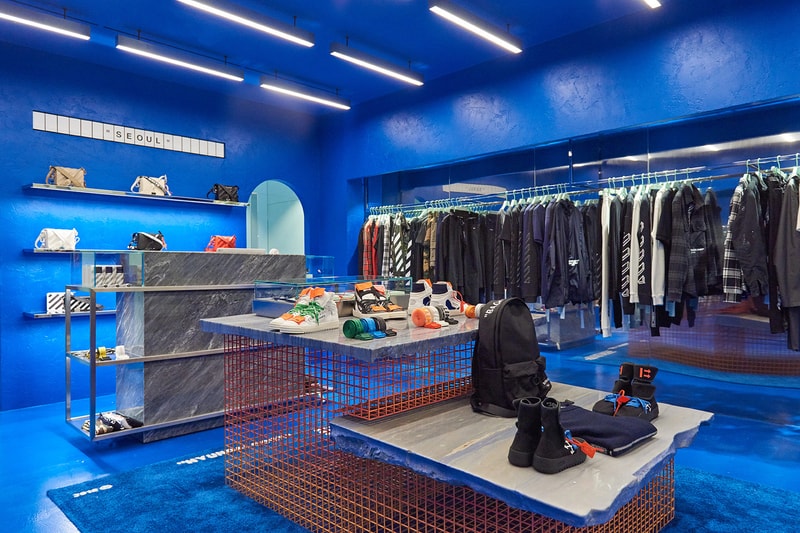 Off-White™ が韓国・ソウルにオープンした新店舗の店内を独占でご紹介 “Freestanding”、“Hyundai Coex”と名付けられた全くタイプの違う2店舗の店内を覗いてみよう 2018年第2四半期の人気ブランドランキングで第2位につけた〈Off-White™（オフホワイト）〉の成長はどこまで続くのだろうか。Virgil Abloh（ヴァージル・アブロー）は韓国の首都・ソウルに“Freestanding”、“Hyundai Coex”と名付けた新たな旗艦店を出店した。  “Freestanding”はその名の通り、ビルのテナントなどではなく、完全独立の路面店。白を基調にしたクリーンな空間はメタルの家具で縁取りされ、壁に沿うように〈Off-White™〉のコレクションを陳列。また、各種バッグの背後にはキャンペーンイメージが埋め込まれ、店内の中央にはVirgilお気に入りの3人掛けワイヤーチェアが設置されている。一方の“Hyundai Coex”は、モロッコのシャウエンを彷彿させる色鮮やかなブルーでストア全面を塗り尽くし、コンパクトながらも幻想的な雰囲気に。だが、店内の文字パネルから推測するに、ジャズの帝王の異名を持つトランペット奏者のMiles Davis（マイルス・デイヴィス）が1959年にリリースした『Kind of Blue』が着想元なのではないだろうか。  ソウルの新店舗の外観ならびに店内の様子は、上のフォトギャラリーから。あわせて、大理石を贅沢に使用した〈Off-White™〉史上もっともラグジュアリーなマカオのストアもチェックしておくべし。