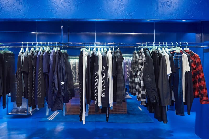 Off-White™ が韓国・ソウルにオープンした新店舗の店内を独占でご紹介 “Freestanding”、“Hyundai Coex”と名付けられた全くタイプの違う2店舗の店内を覗いてみよう 2018年第2四半期の人気ブランドランキングで第2位につけた〈Off-White™(オフホワイト)〉の成長はどこまで続くのだろうか。Virgil Abloh(ヴァージル・アブロー)は韓国の首都・ソウルに“Freestanding”、“Hyundai Coex”と名付けた新たな旗艦店を出店した。 “Freestanding”はその名の通り、ビルのテナントなどではなく、完全独立の路面店。白を基調にしたクリーンな空間はメタルの家具で縁取りされ、壁に沿うように〈Off-White™〉のコレクションを陳列。また、各種バッグの背後にはキャンペーンイメージが埋め込まれ、店内の中央にはVirgilお気に入りの3人掛けワイヤーチェアが設置されている。一方の“Hyundai Coex”は、モロッコのシャウエンを彷彿させる色鮮やかなブルーでストア全面を塗り尽くし、コンパクトながらも幻想的な雰囲気に。だが、店内の文字パネルから推測するに、ジャズの帝王の異名を持つトランペット奏者のMiles Davis(マイルス・デイヴィス)が1959年にリリースした『Kind of Blue』が着想元なのではないだろうか。 ソウルの新店舗の外観ならびに店内の様子は、上のフォトギャラリーから。あわせて、大理石を贅沢に使用した〈Off-White™〉史上もっともラグジュアリーなマカオのストアもチェックしておくべし。