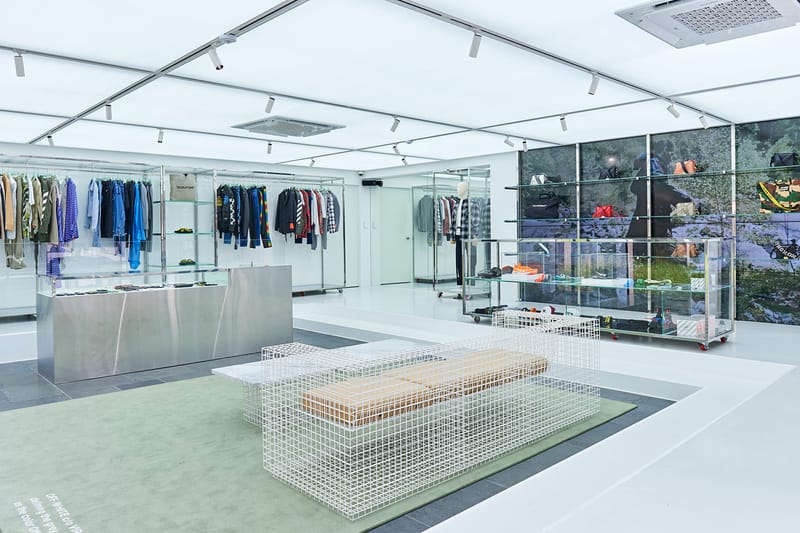 White store. Off White интерьер магазина. White магазин. Seoul Store одежда. Витрина off White.