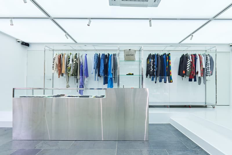 Off-White™ が韓国・ソウルにオープンした新店舗の店内を独占でご紹介 “Freestanding”、“Hyundai Coex”と名付けられた全くタイプの違う2店舗の店内を覗いてみよう 2018年第2四半期の人気ブランドランキングで第2位につけた〈Off-White™(オフホワイト)〉の成長はどこまで続くのだろうか。Virgil Abloh(ヴァージル・アブロー)は韓国の首都・ソウルに“Freestanding”、“Hyundai Coex”と名付けた新たな旗艦店を出店した。 “Freestanding”はその名の通り、ビルのテナントなどではなく、完全独立の路面店。白を基調にしたクリーンな空間はメタルの家具で縁取りされ、壁に沿うように〈Off-White™〉のコレクションを陳列。また、各種バッグの背後にはキャンペーンイメージが埋め込まれ、店内の中央にはVirgilお気に入りの3人掛けワイヤーチェアが設置されている。一方の“Hyundai Coex”は、モロッコのシャウエンを彷彿させる色鮮やかなブルーでストア全面を塗り尽くし、コンパクトながらも幻想的な雰囲気に。だが、店内の文字パネルから推測するに、ジャズの帝王の異名を持つトランペット奏者のMiles Davis(マイルス・デイヴィス)が1959年にリリースした『Kind of Blue』が着想元なのではないだろうか。 ソウルの新店舗の外観ならびに店内の様子は、上のフォトギャラリーから。あわせて、大理石を贅沢に使用した〈Off-White™〉史上もっともラグジュアリーなマカオのストアもチェックしておくべし。