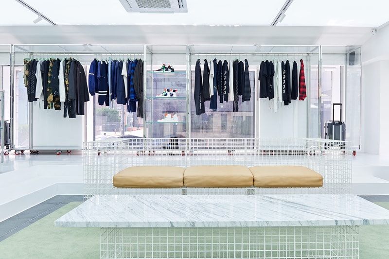 Off-White™ が韓国・ソウルにオープンした新店舗の店内を独占でご紹介 “Freestanding”、“Hyundai Coex”と名付けられた全くタイプの違う2店舗の店内を覗いてみよう 2018年第2四半期の人気ブランドランキングで第2位につけた〈Off-White™（オフホワイト）〉の成長はどこまで続くのだろうか。Virgil Abloh（ヴァージル・アブロー）は韓国の首都・ソウルに“Freestanding”、“Hyundai Coex”と名付けた新たな旗艦店を出店した。  “Freestanding”はその名の通り、ビルのテナントなどではなく、完全独立の路面店。白を基調にしたクリーンな空間はメタルの家具で縁取りされ、壁に沿うように〈Off-White™〉のコレクションを陳列。また、各種バッグの背後にはキャンペーンイメージが埋め込まれ、店内の中央にはVirgilお気に入りの3人掛けワイヤーチェアが設置されている。一方の“Hyundai Coex”は、モロッコのシャウエンを彷彿させる色鮮やかなブルーでストア全面を塗り尽くし、コンパクトながらも幻想的な雰囲気に。だが、店内の文字パネルから推測するに、ジャズの帝王の異名を持つトランペット奏者のMiles Davis（マイルス・デイヴィス）が1959年にリリースした『Kind of Blue』が着想元なのではないだろうか。  ソウルの新店舗の外観ならびに店内の様子は、上のフォトギャラリーから。あわせて、大理石を贅沢に使用した〈Off-White™〉史上もっともラグジュアリーなマカオのストアもチェックしておくべし。